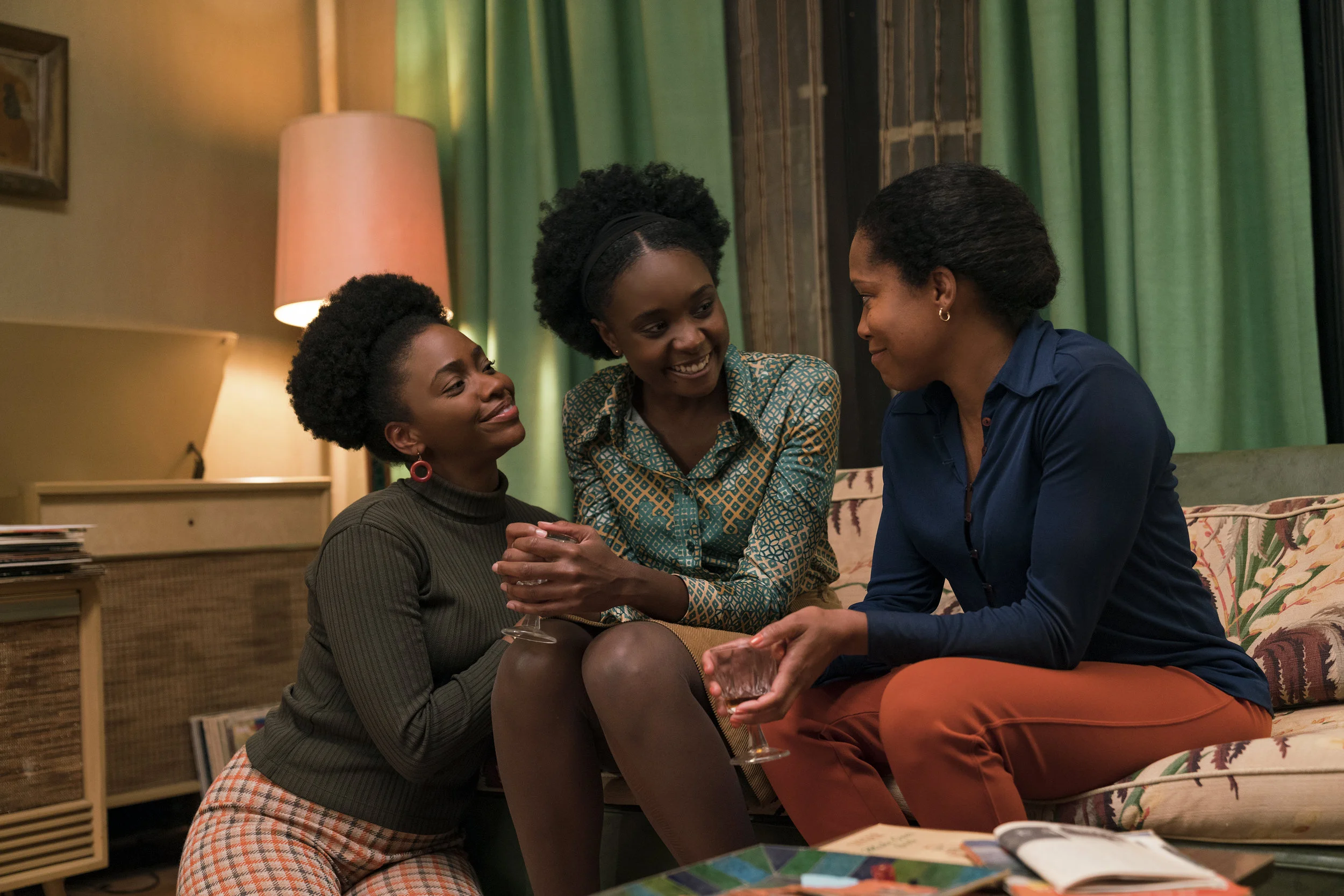 Tish ( KiKi Layne) omgitt av sin støttende søster (Teyonah Parris) og mor (Regina King), til høyre.