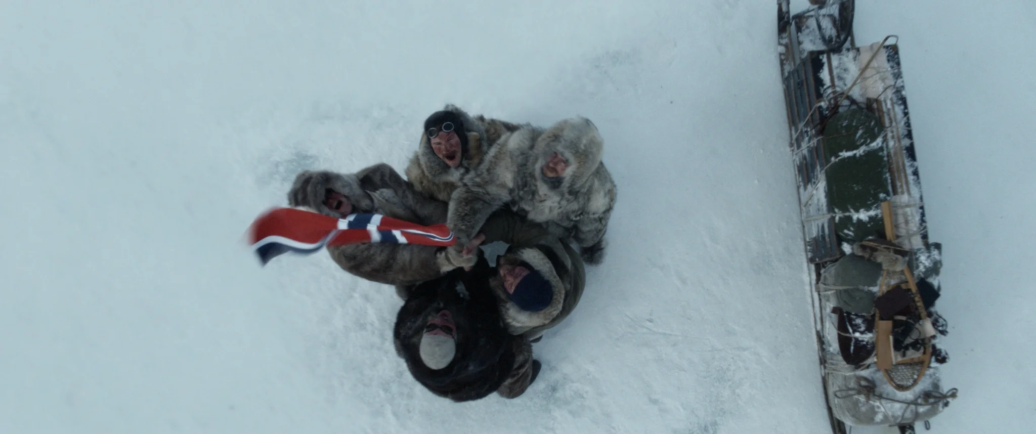 Amundsen & Co planter flagget på Sydpolen.
