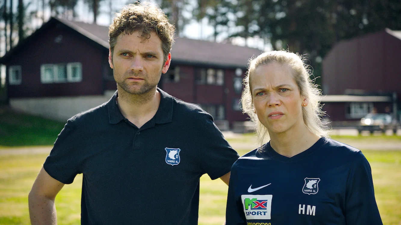 Trener Helena Mikkelsen og Varg-sjef Espen Eide går mot nye prøvelser i Heimebane sesong 2 (Foto: NRK)