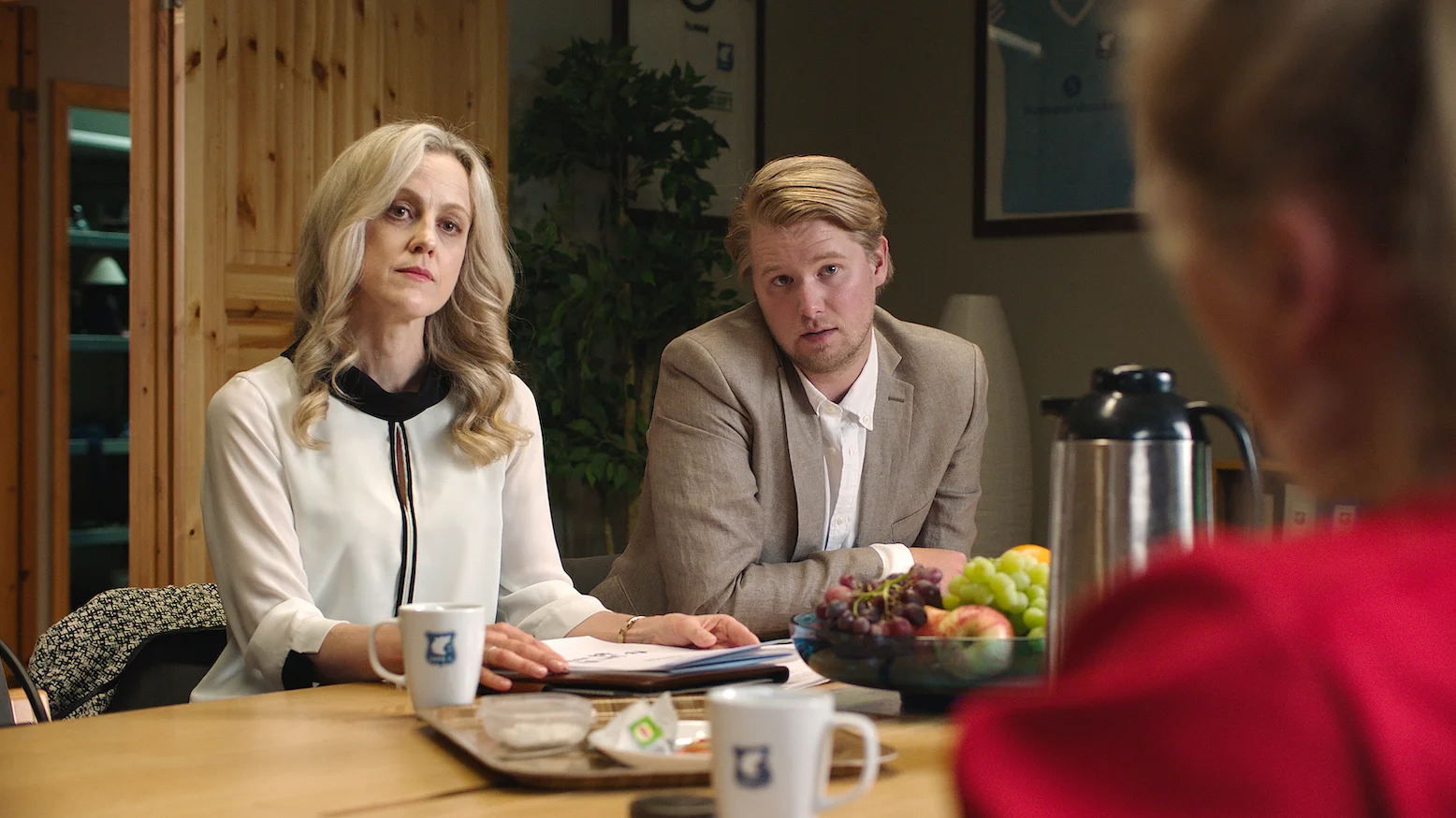 Rikingene Petra (Marian Saastad Ottesen) og Peder Nagelsmidt (Ole Christoffer Ertvaag) vil gjerne kjøpe Varg IL.