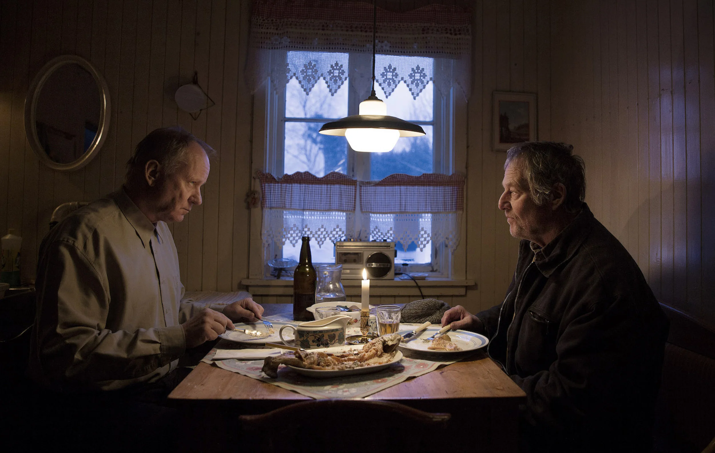 To tause menn har opplevd tunge ting i barndommen: Trond (Stellan Skarsgård) og Lars (Bjørn Floberg). Hvordan skal de hanskes med minnene? (Foto: 4 ½ og Nordisk film)