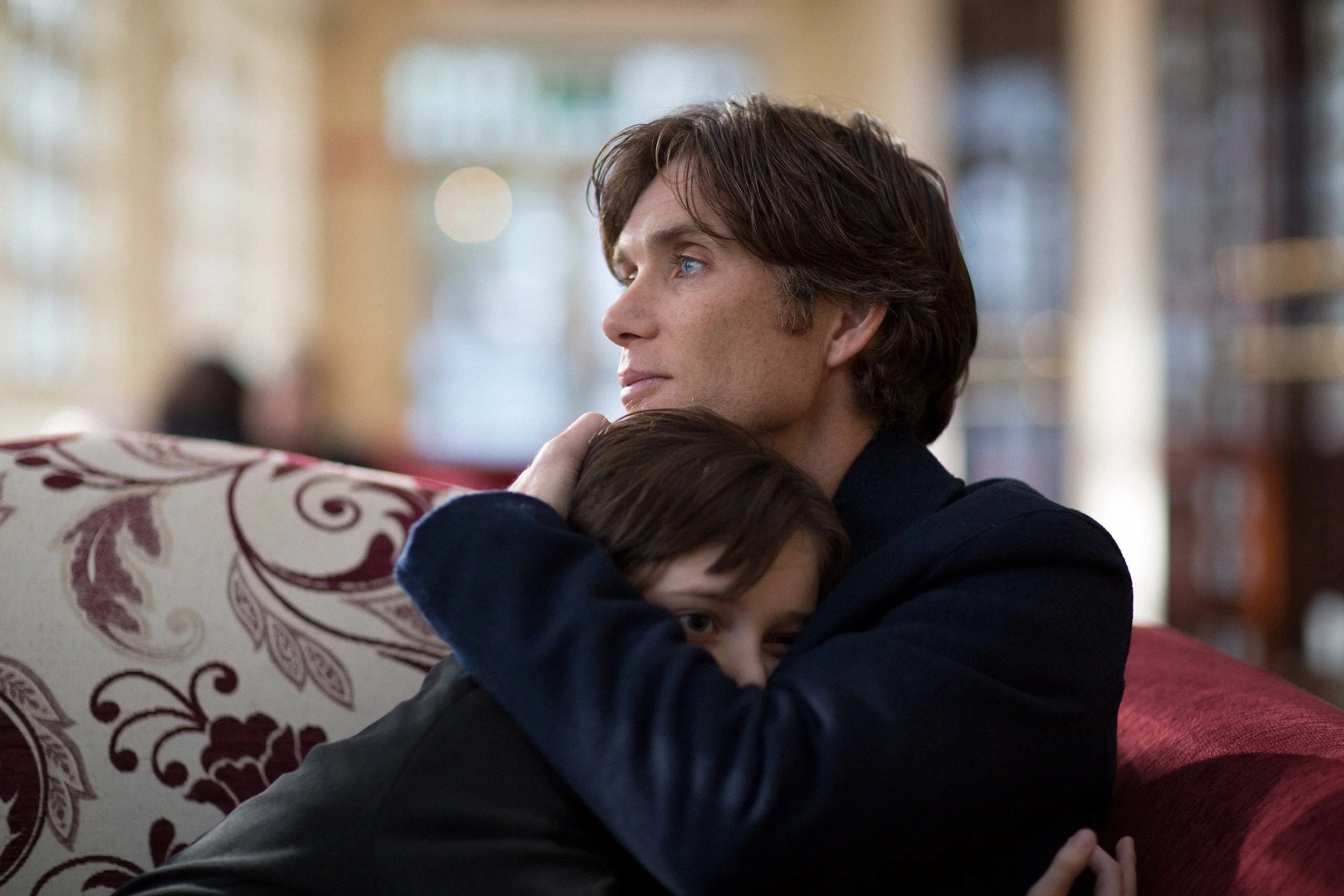 Jim (Cillian Murphy) med et av barna sine etter at livet har tatt en annen vending.