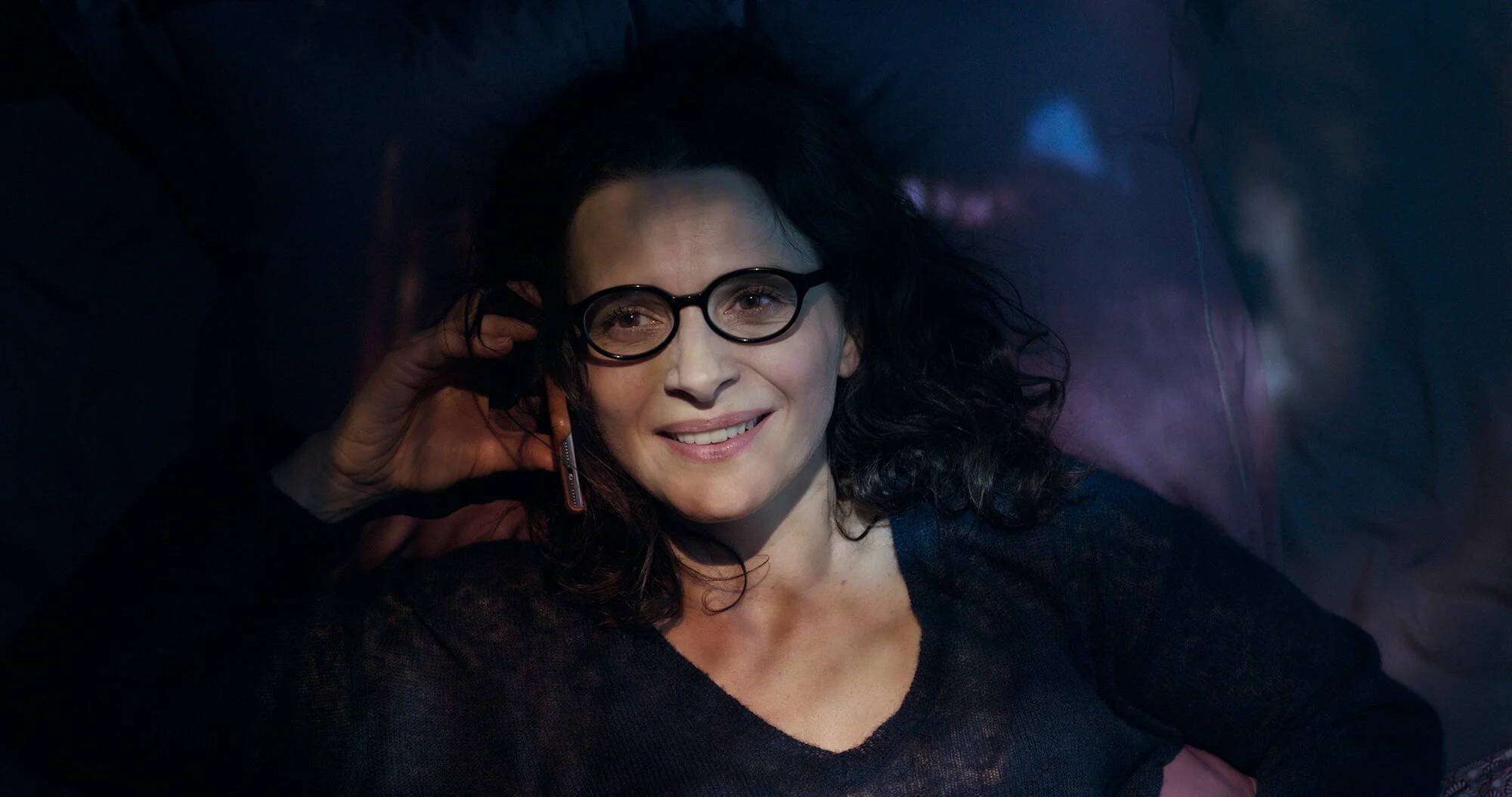 Claire (Juliette Binoche) later som hun er 25 år gamle Clara i møte med den unge Alex (foto: Arthaus).