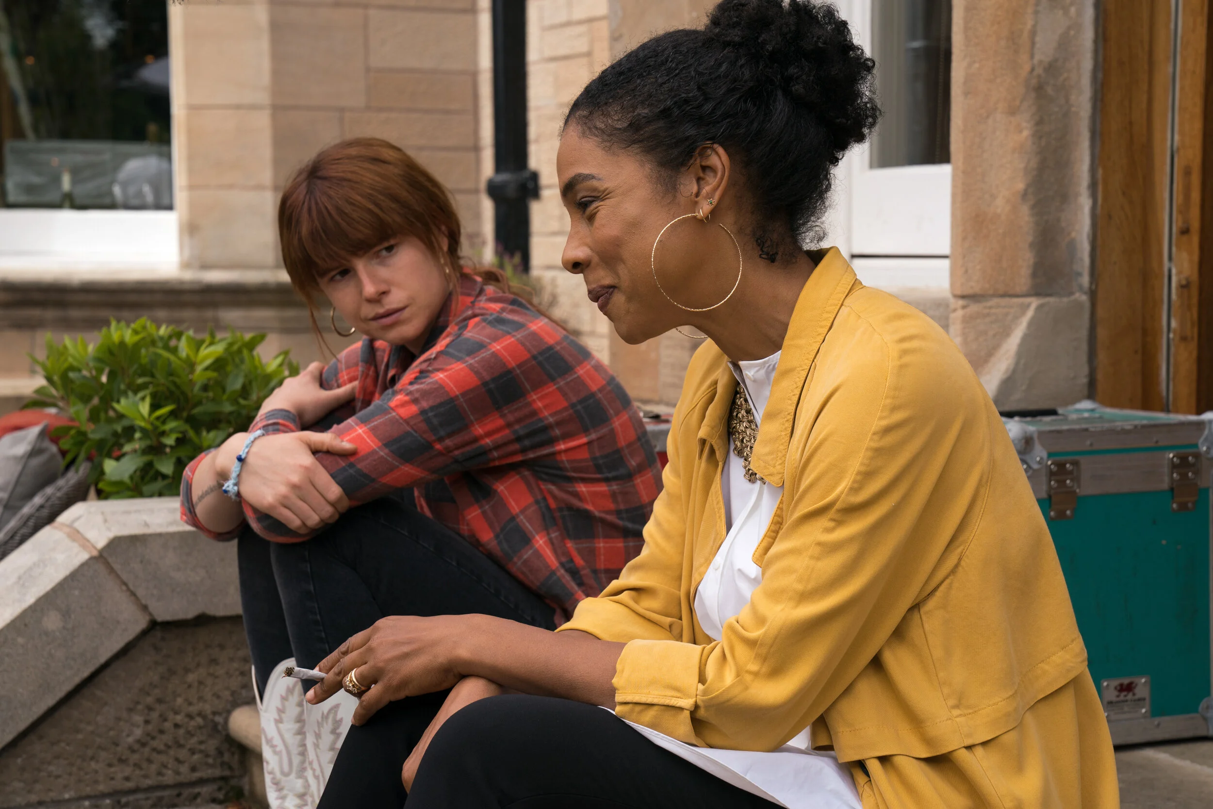 Rose-Lynn (Jessie Buckley) får seg jobb som hushjelp hos den velstående Susannah (Sophie Okonedo).