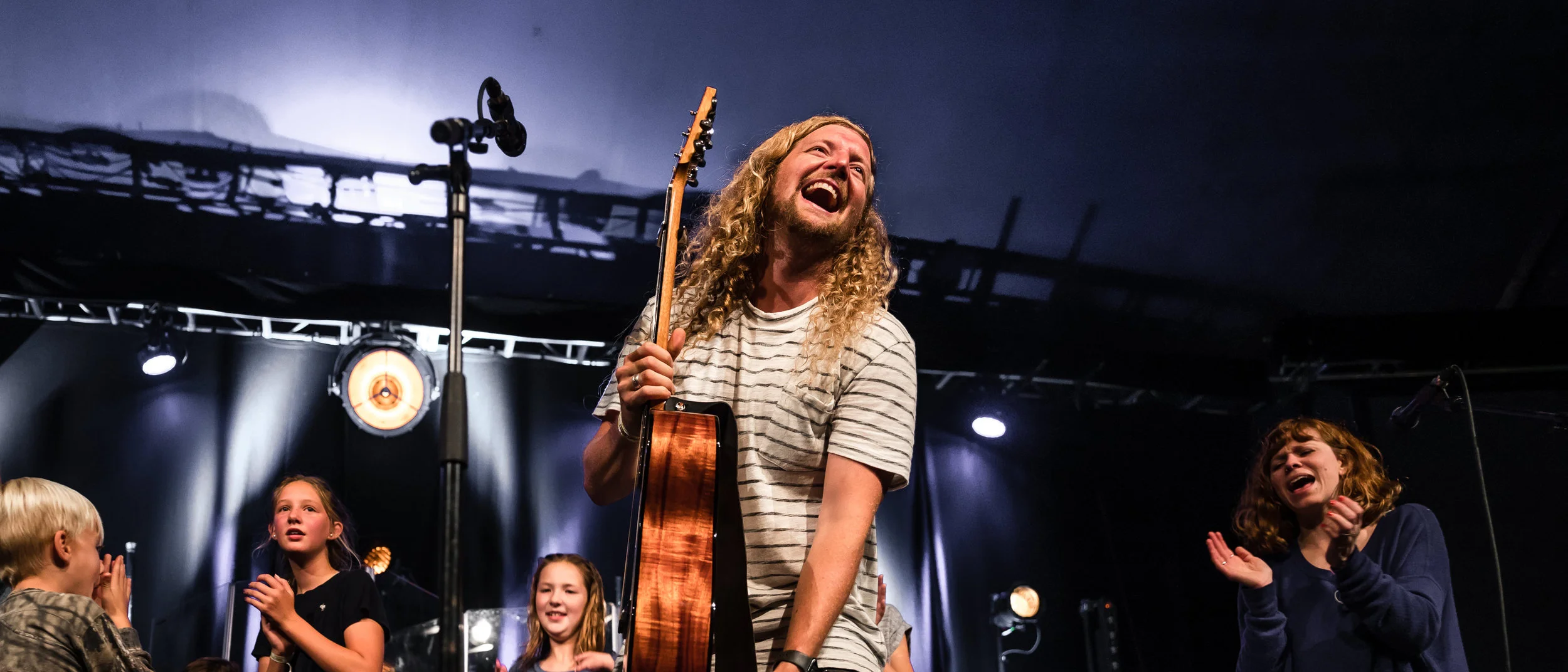 Sean Feucht is joined on stage by his and the other band members' children for a final song 📸 by: Grant Richie © David's Tent
