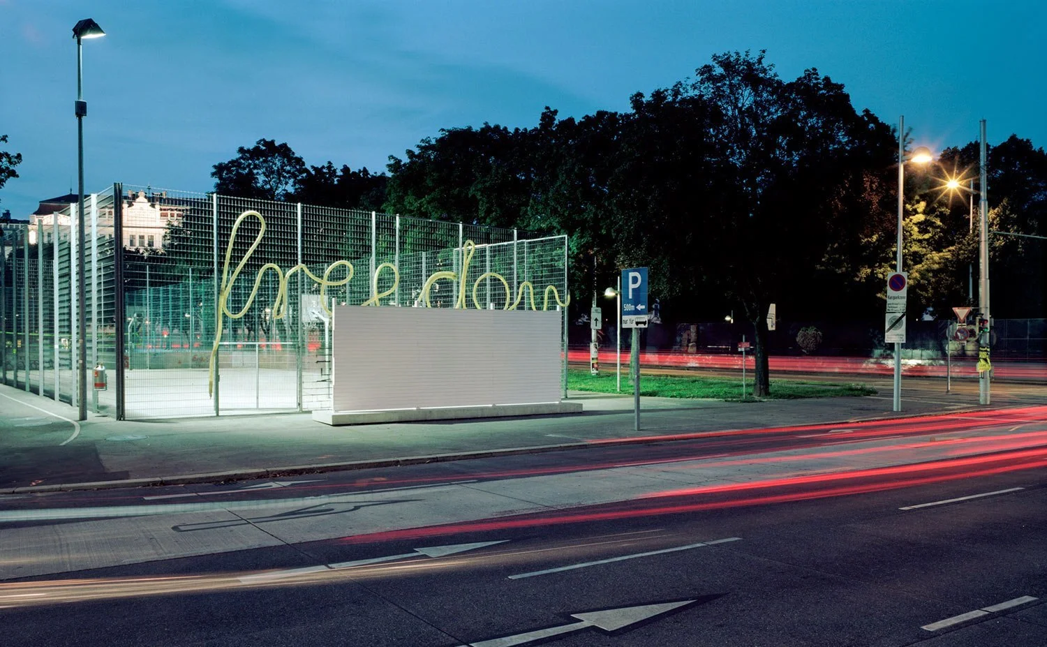 Installationsansicht, USA/Mexico Barrier, Largest Common Divider, Lia Sáile, Margaretengürtel, Wien, 2014-2015, Foto: Severin Koller