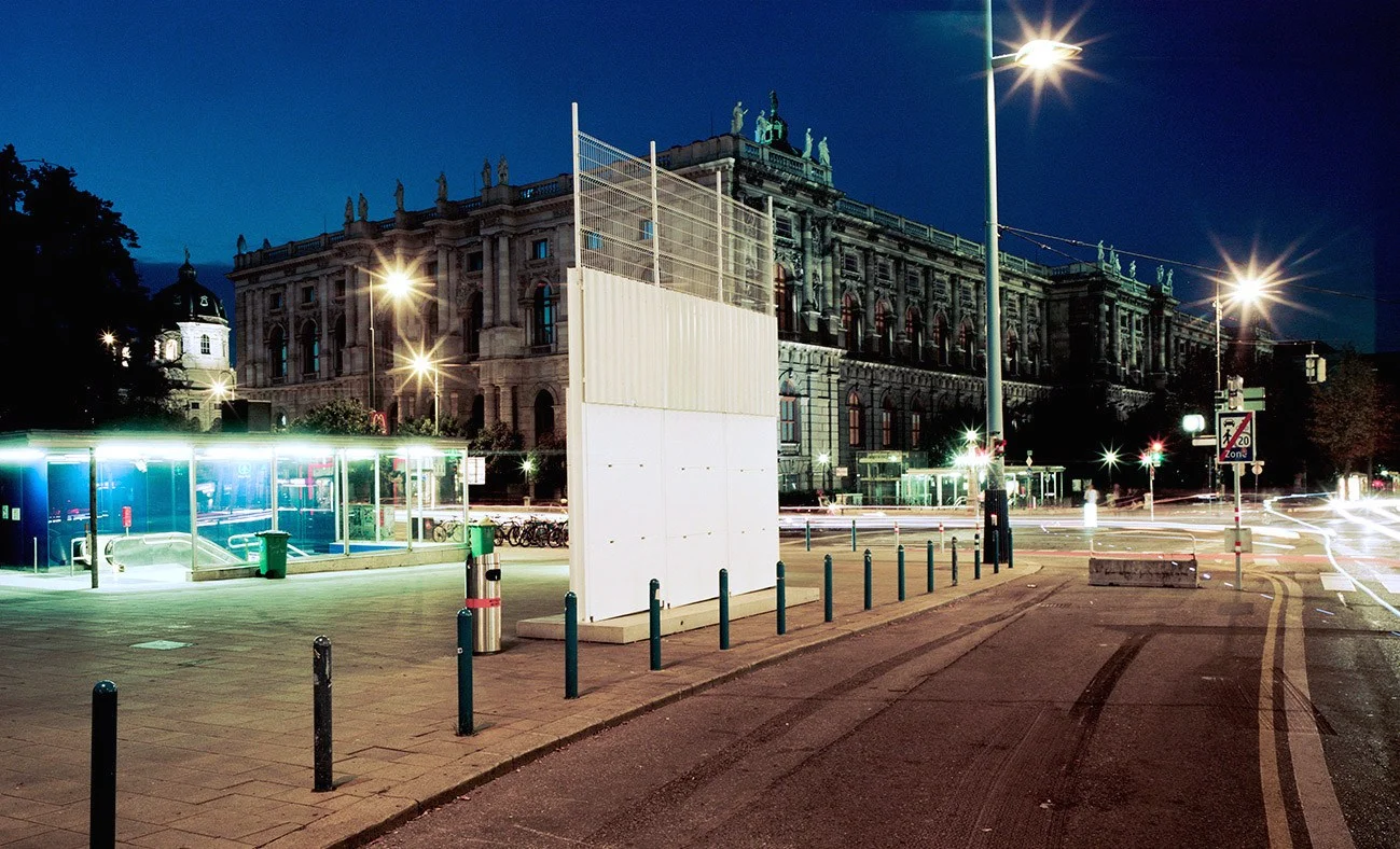 Installationsansicht, Belfast Peace Line, Largest Common Divider, Museumsquartier, Wien, 2014-2015, Foto: Severin Koller