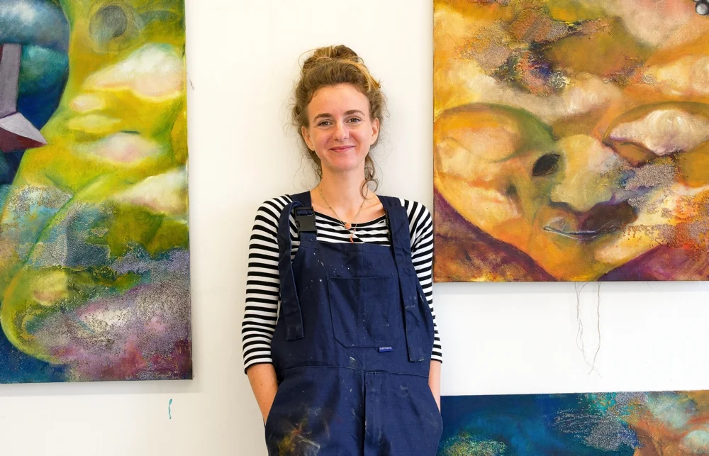 Futuristic elements and fragmented figures – Elisa Carutti on painting in an interview with Ruth Polleit Riechert