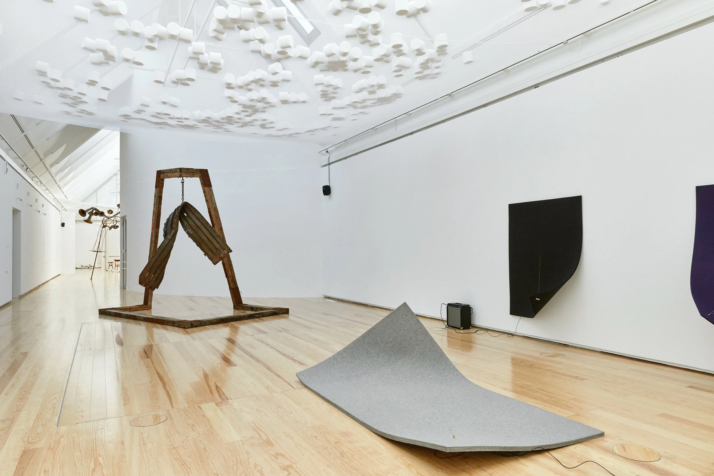 Big Orchestra – Die Schirn zeigt Arbeiten von 16 Künstlern, die zwischen Skulptur oder Installation und Musikinstrument angesiedelt sind