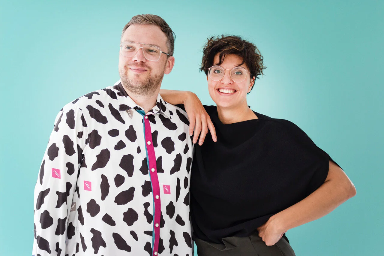 Patrick Droste und Katharina Galladé, Geschäftsführer der Galerie Droste, im Gespräch mit der Kunsthistorikerin Ruth Polleit Riechert