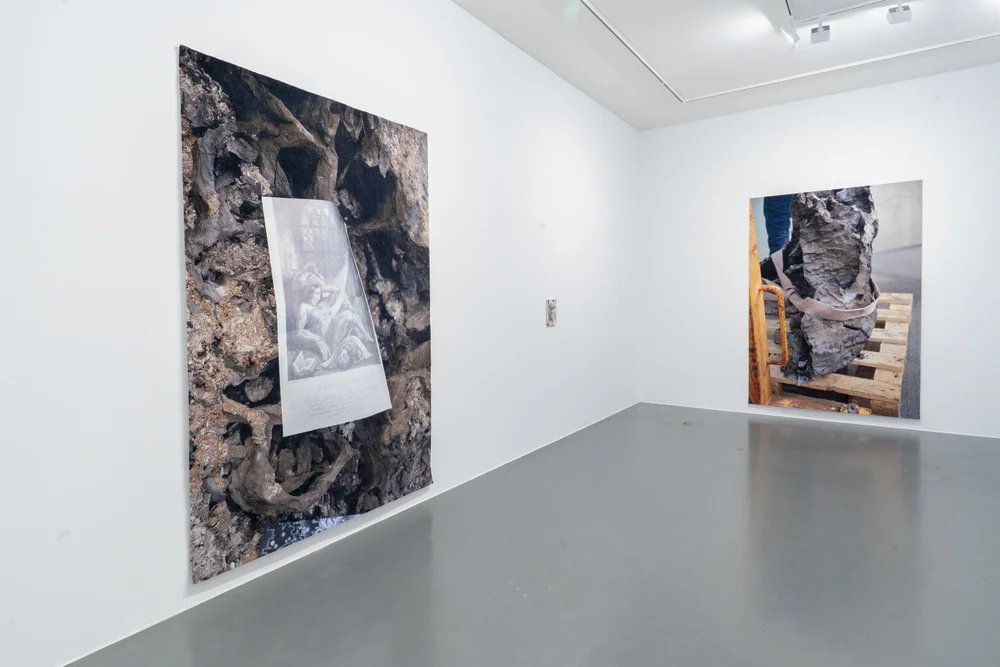 fossil portal III, 2021/2025, digital gedruckter Teppich; mess and memory (Ciamberlano), 2025, Acryl auf pigmentiertem, gebranntem Gips, Seil; fossil portal II, 2021/2025, digital gedruckter Teppich