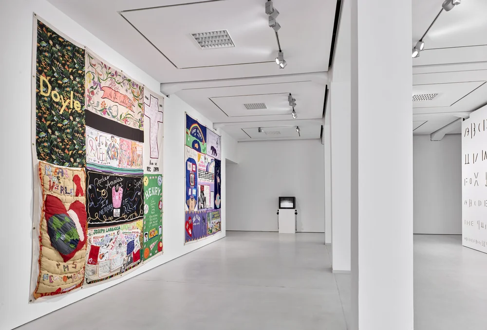 Ausstellungsansicht, National AIDS Memorial Quilt, Gary Hill, Ayşe Erkmen; KAI 10, ARTHENA FOUNDATION, Courtesy: Erkmen &amp; Trautwein Herleth; Hill &amp; Kelterborn Collection; Foto: Achim Kukulies