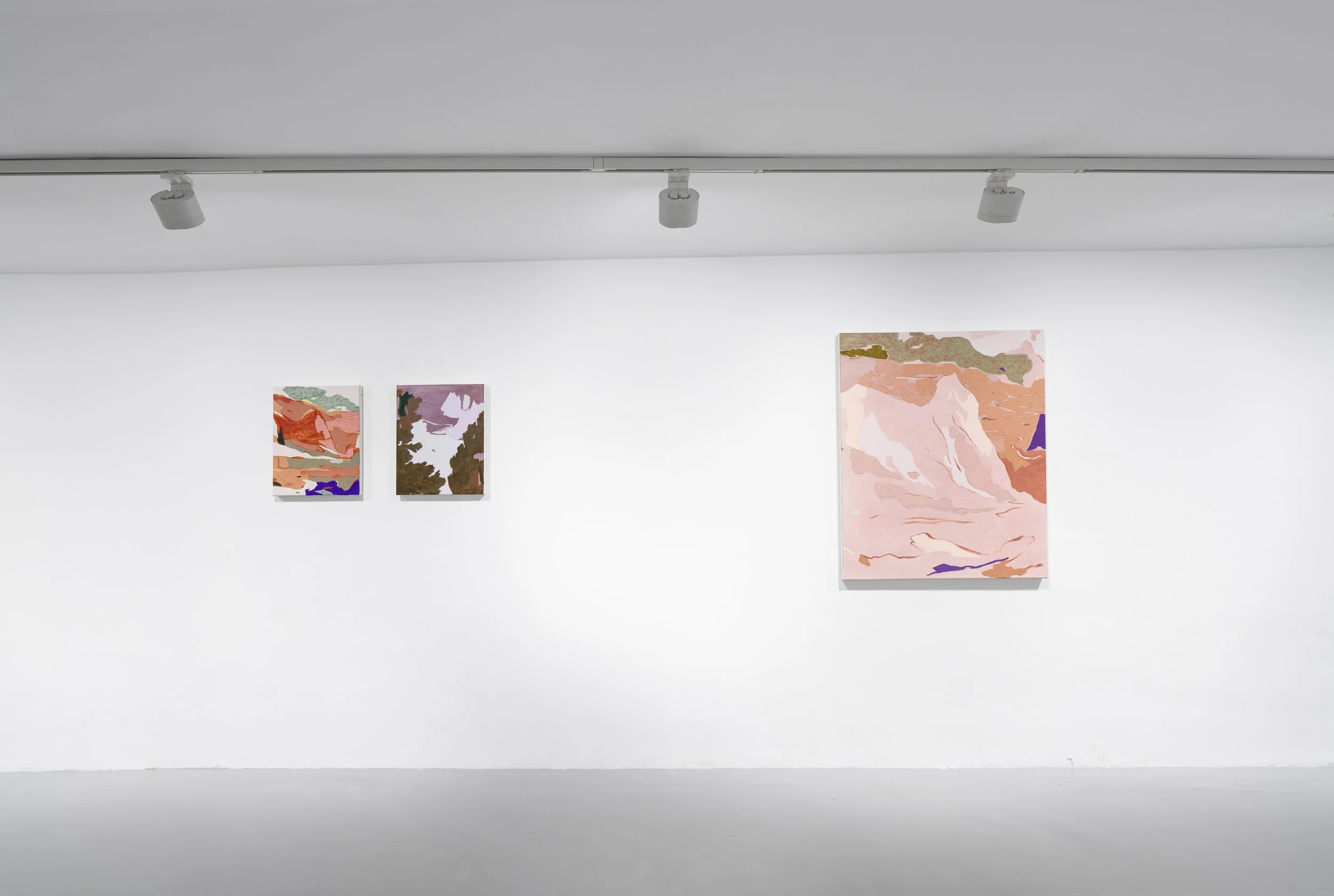 Ausstellungsansicht: Luminous Floating, Enari Gallery, Amsterdam, NL, 2024; Arbeiten: Along Red Cliffs, Only Friendly Ghosts I, At the Red Cliffs