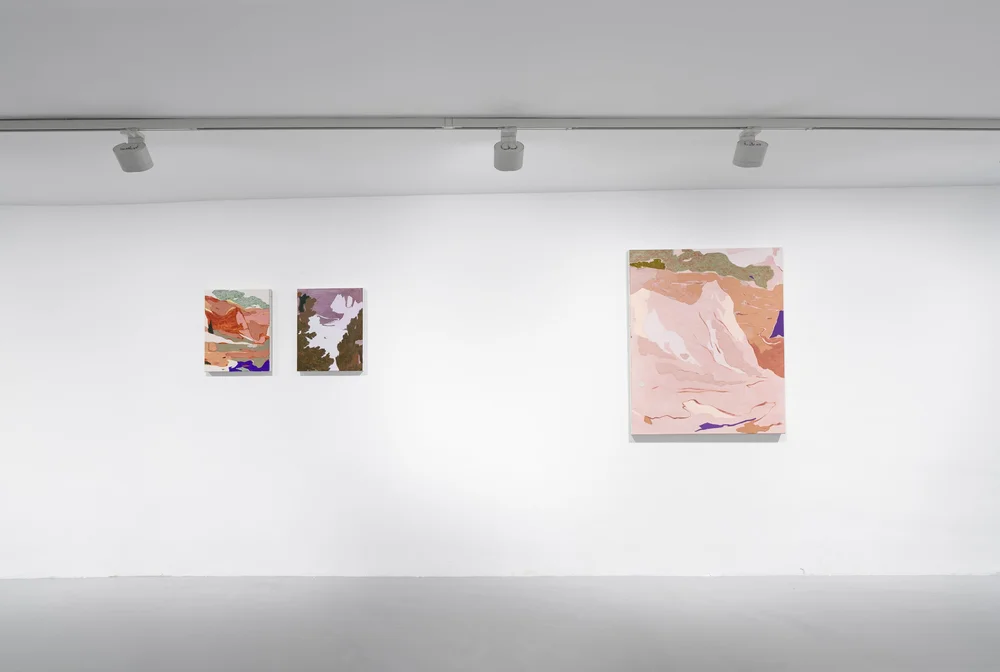 Ausstellungsansicht: Luminous Floating, Enari Gallery, Amsterdam, NL, 2024; Arbeiten: Along Red Cliffs, Only Friendly Ghosts I, At the Red Cliffs