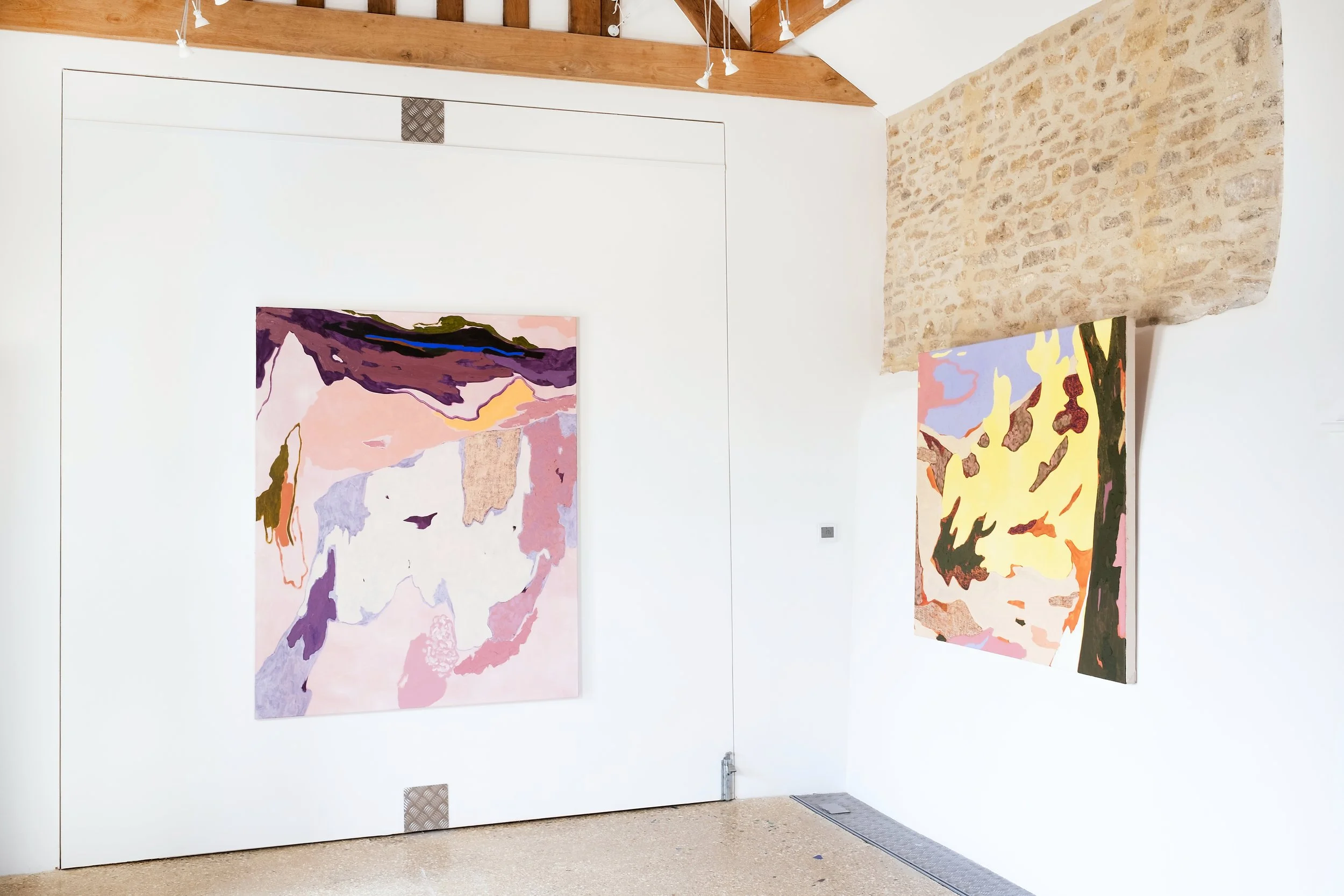 Ausstellungsansicht: Feral Within, Fred Levine, Bruton, UK, 2025; Arbeiten: Elevated Water, In the End the Bush Burns Down V