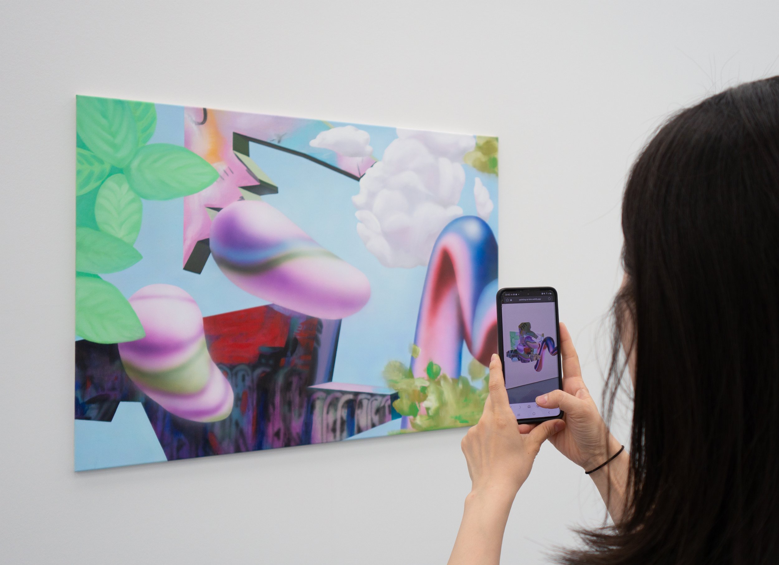 Floating 14 , 97 x 125 cm, Acrylic and oil on canvas + AR, 2025, Ausstellungsansicht: Die Grosse, Düsseldorfer Kunstpalast, Foto: Eunjeong Kim