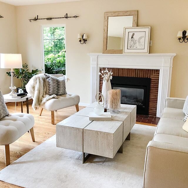 Back to staging! Actually, we barely stopped but back to sharing our work.
#beautifultudor #lightspaces #classicmodern #staginghomes #openhousestaging