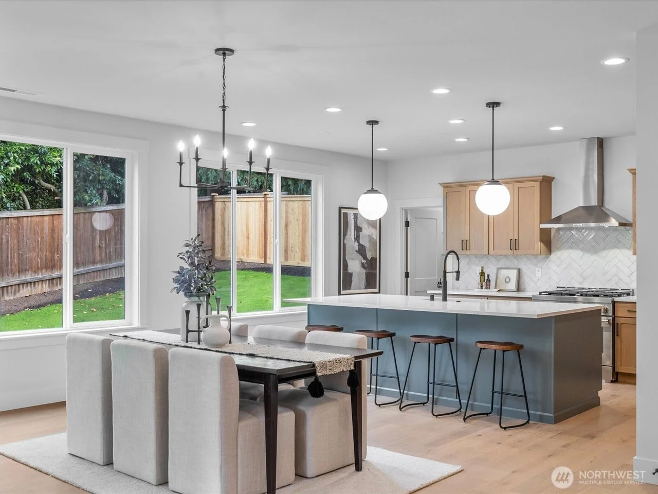 Check out the end result of this model home we staged for @villagelifehomes, what a fun project 😍

#modelhome #interiordesign #dreamhome #newbuild #staging #homestaging #stagingtosell #stagingworks #homesweethome