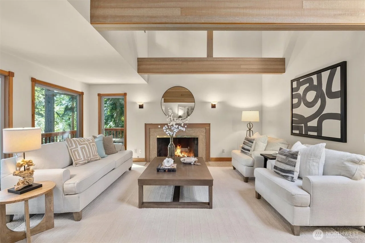 Another beautiful pending home by @christyshiers and Dan Sperry with @windermere. 

#pending #stagingworks #stagingtosell #homestaging #interiordesign #neutralpalette #livingroom #bedroom #decorideas #inspohome