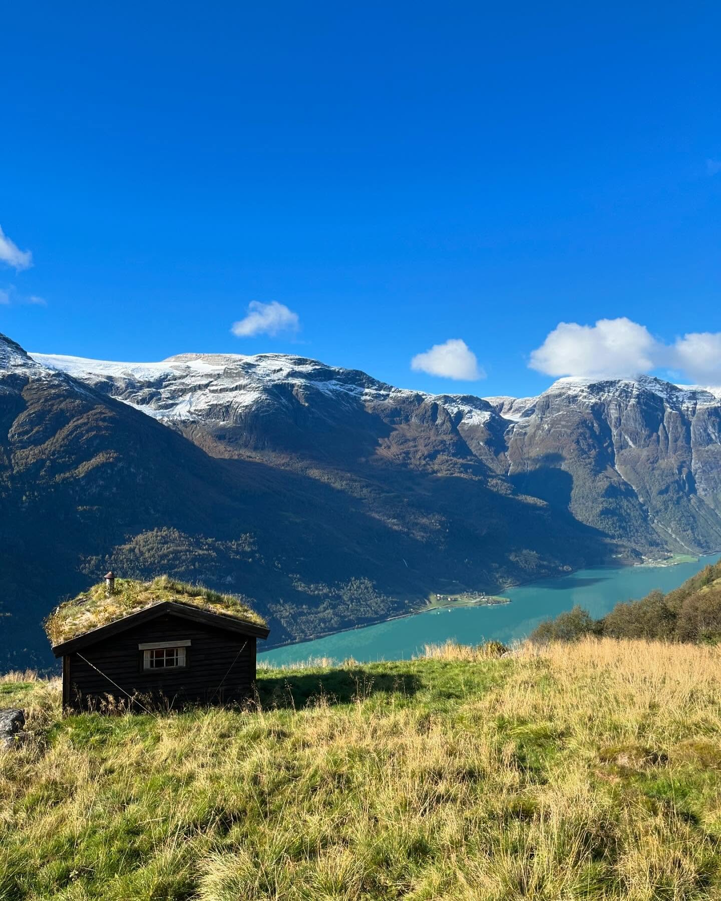 Kvams&aelig;tra i dag ☀️

Snow on the mountain tops! 

📸 by Frank Alexander 

#oldedalen #naturephotography #norway #travelphotography #naturelovers #s&aelig;ter #oldevatnet #mountainviews #mountains #lake #hiking #utp&aring;tur #fjellet #autumn #mo