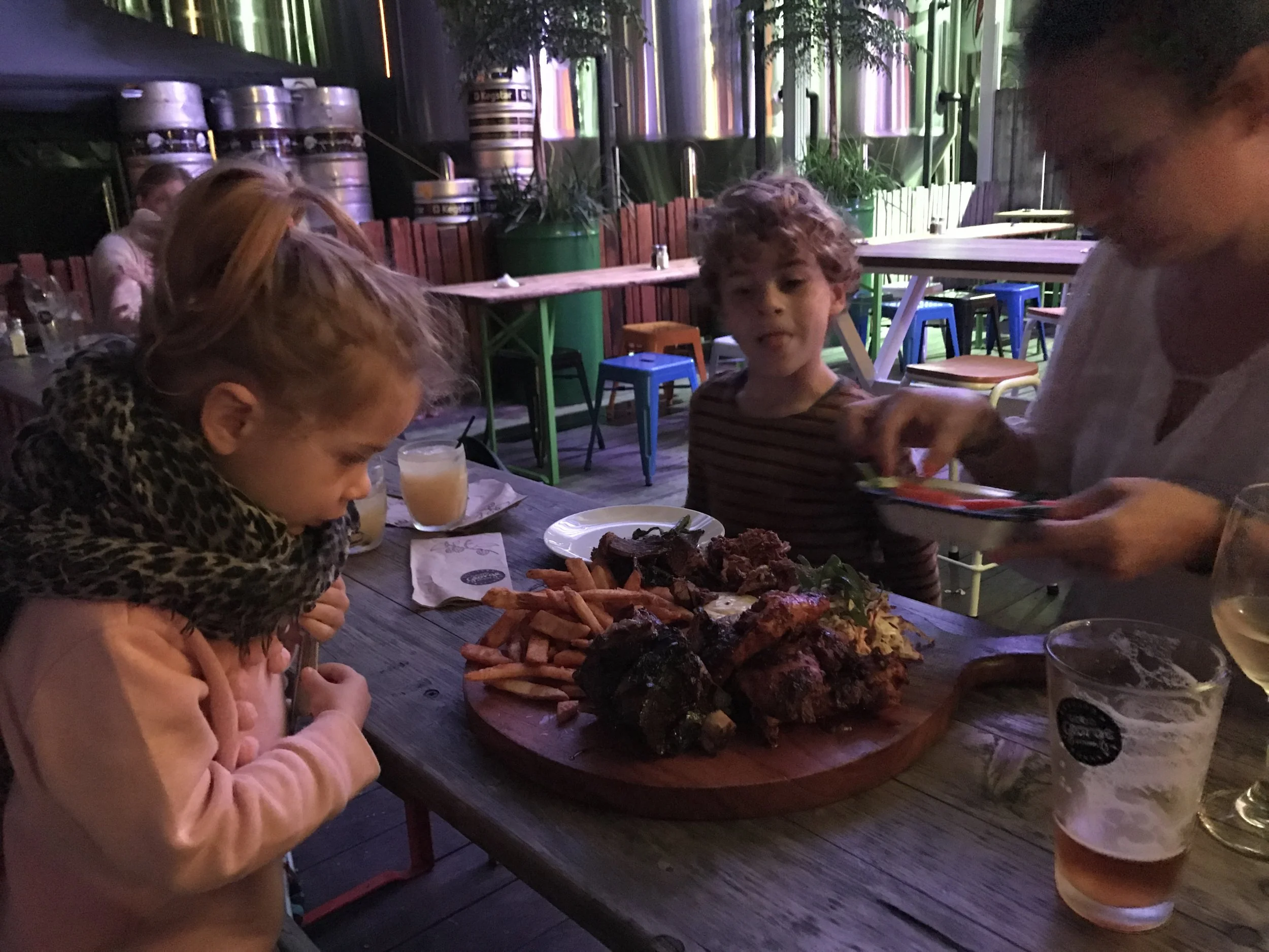 Landslide, glimwormen volgeboekt en Hamilton met bier in een kerk