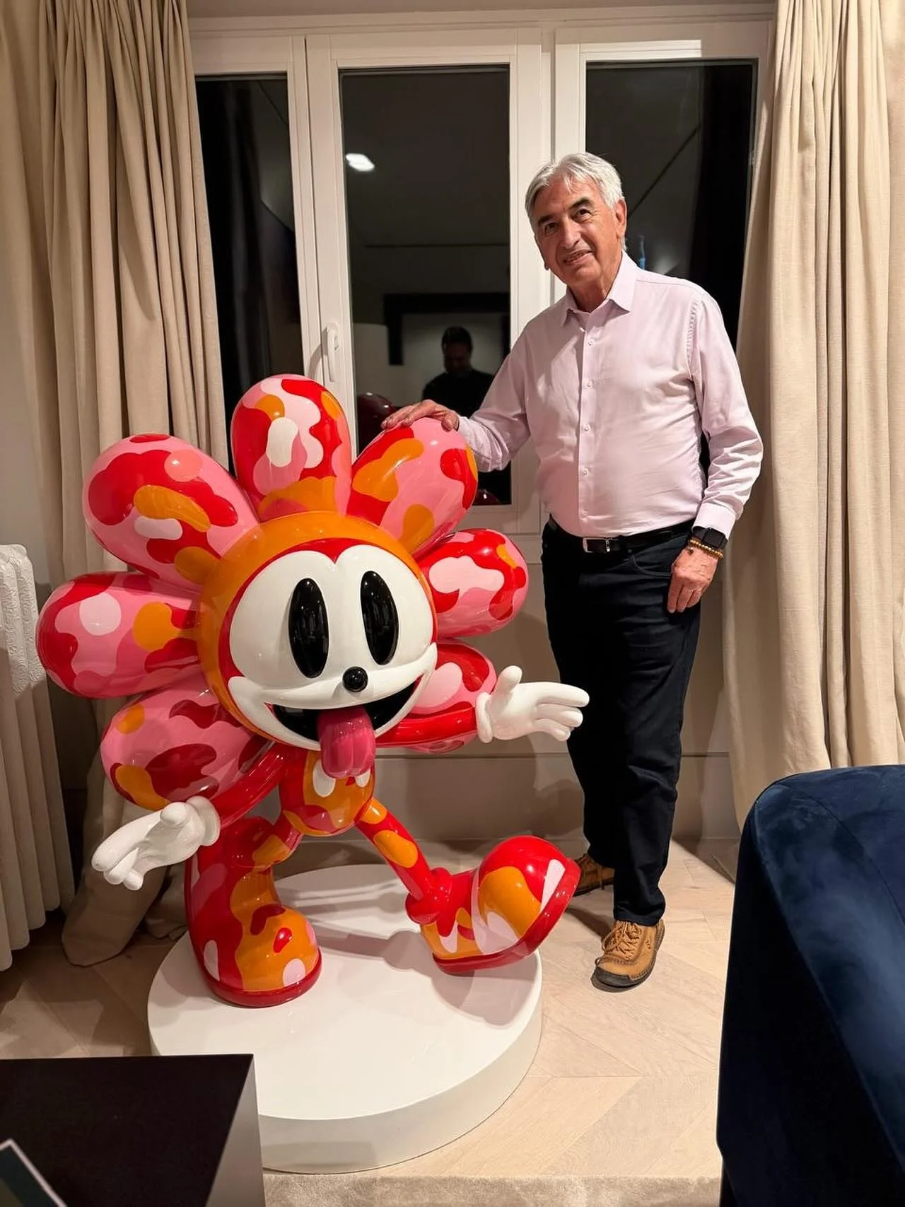 150cm Petal Power with my great friend Carlos in the photo - sculpture is in Madrid.
2025
#KenKelleher #Anchorball #RoadToNowhere #id #ContemporaryArt #ModernSculpture #PopArt #PostPop #ConceptualArt #SculptureArt #FormalSculpture #ArtCollection #A