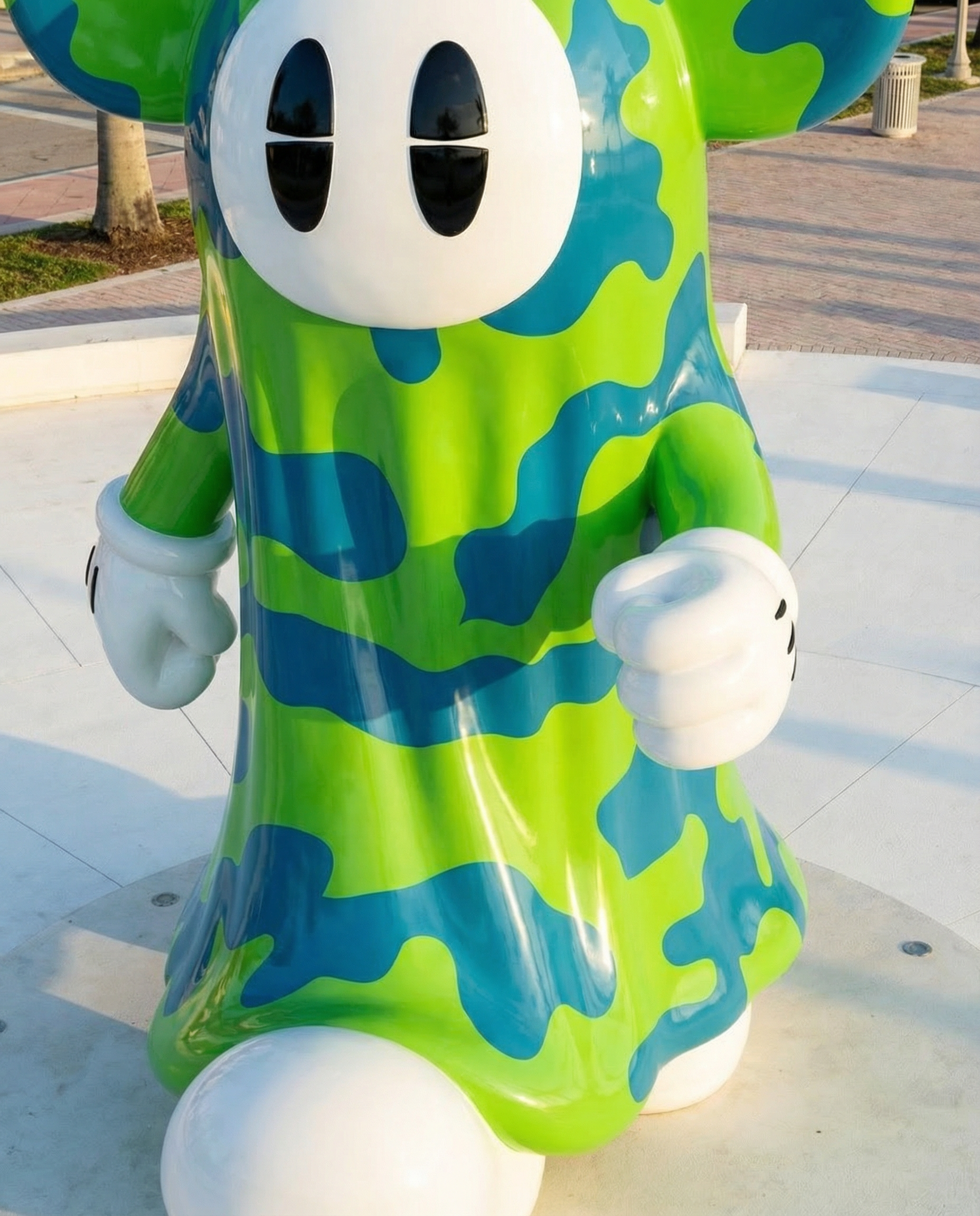 show_close_up_of_the_sculpture_b9e2w8mfam8qdrs4ki5l_0.png