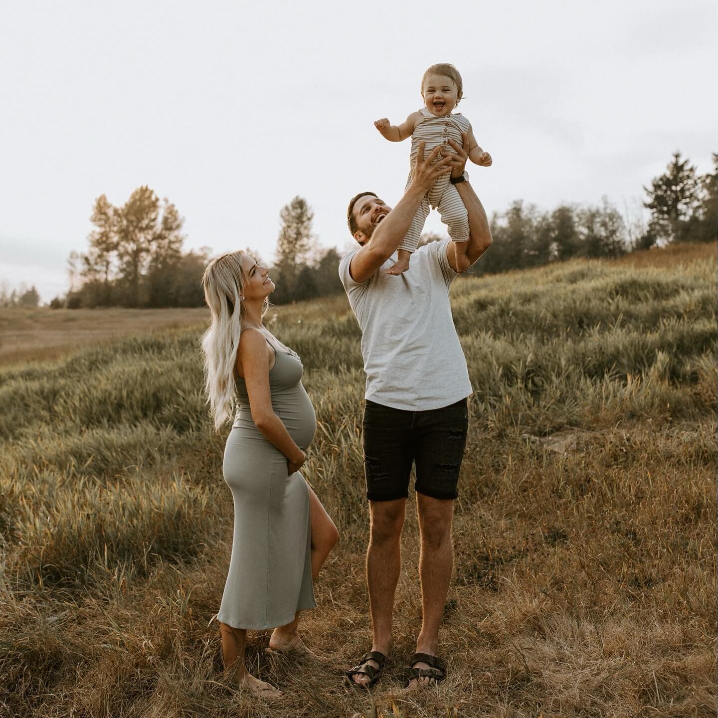 The rain might be here now but at least October slayed for family photos ☀️