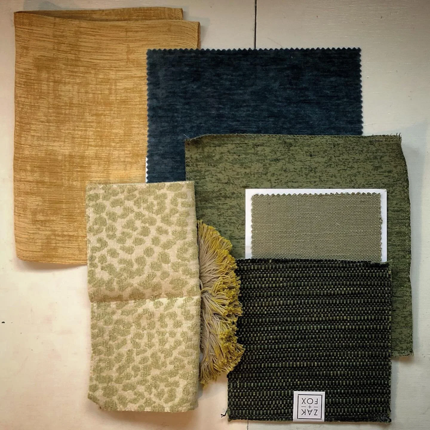 Jewel tones for the win in a #tr&egrave;schic *and* #familyfriendly #familyroom. 👑