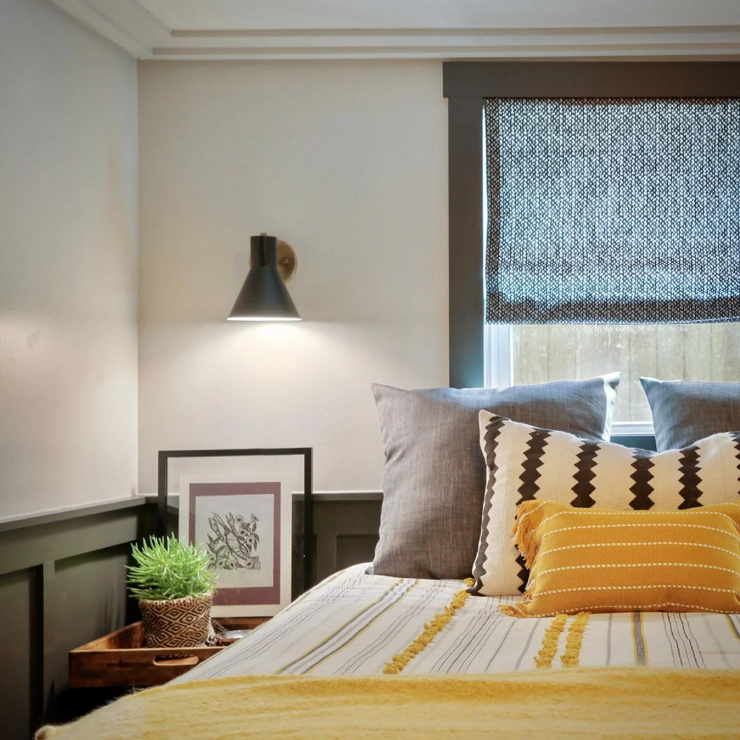 A little taste of the brand new #guestroom of another recently 📸 project, featuring #customdesigned #millwork and fun #popsofyellow. 💛 photography: @landsoftly / crawfish block print: @sofie_strasser