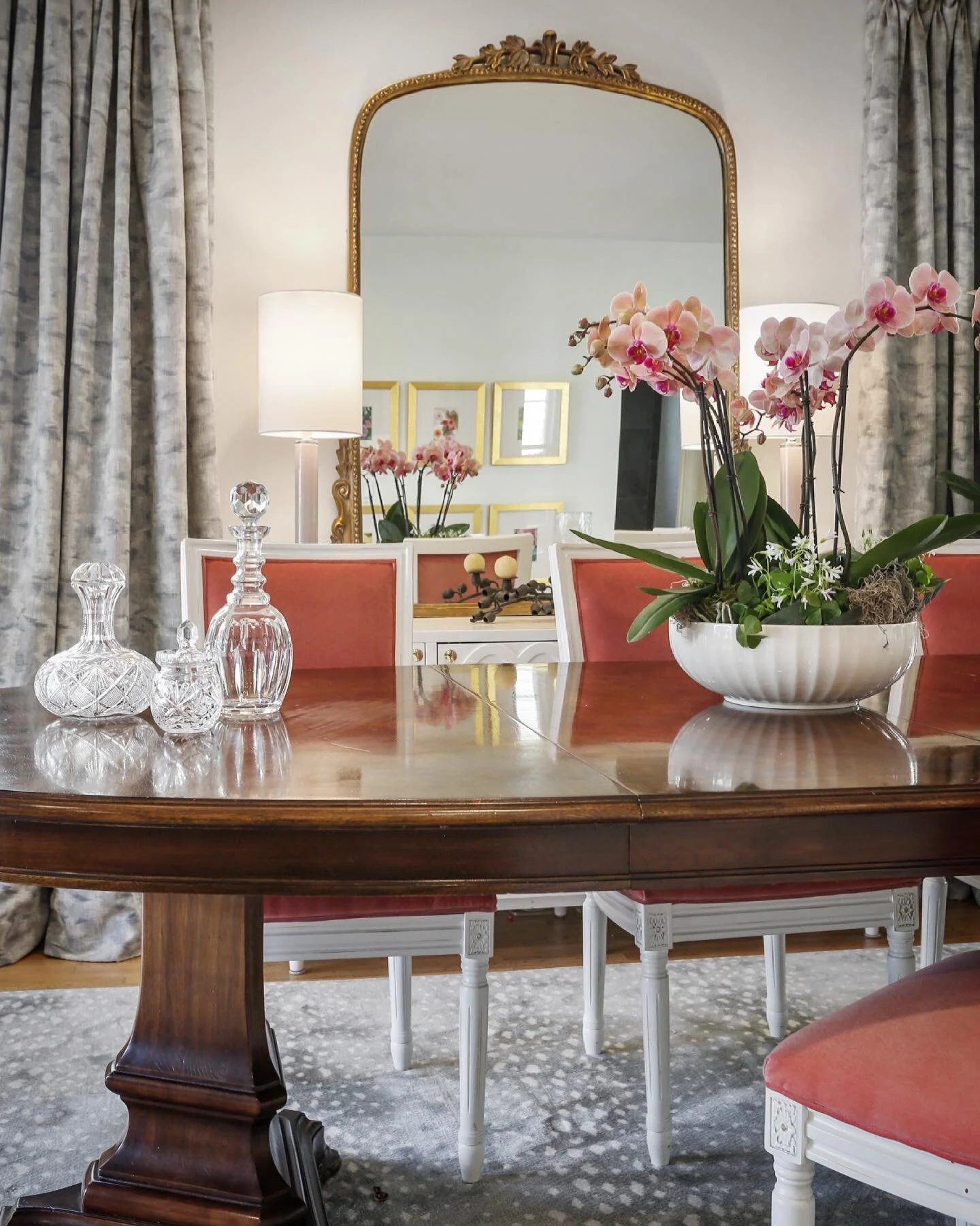 So much #homeentertaining happening these days that creating warm and inviting spaces for clients to host their pods has been a priority of late. I&rsquo;d be thrilled to spend a few hours at this #classicallybeautiful and oh-so-fun spot! 🍽 / 📸: @l