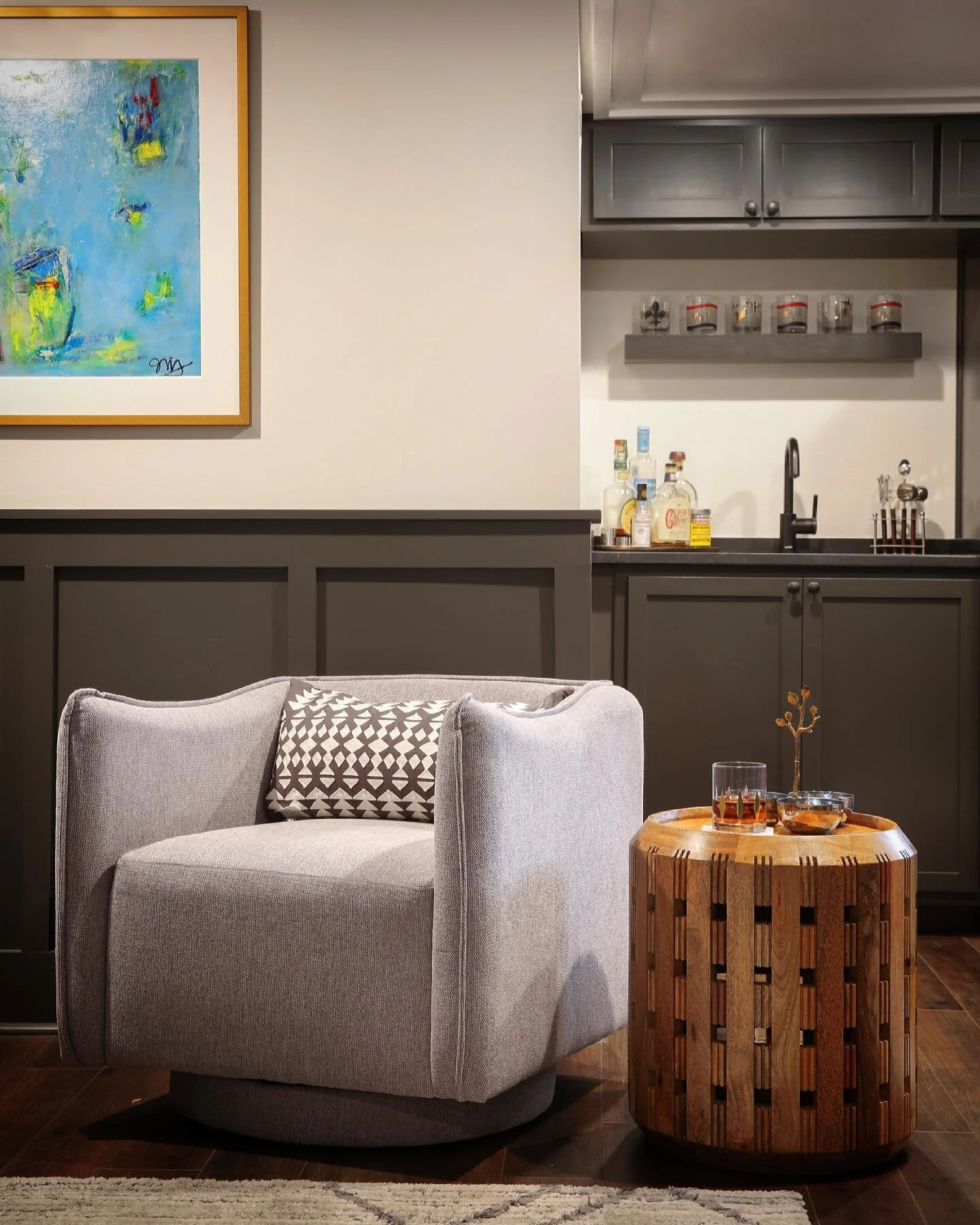Looking forward to the weekend - a bit of time to recharge - and thinking this would be the perfect spot for a 📖 and a 🥃... // 📸: @landsoftly // 🎨: @jessicakingbernardart