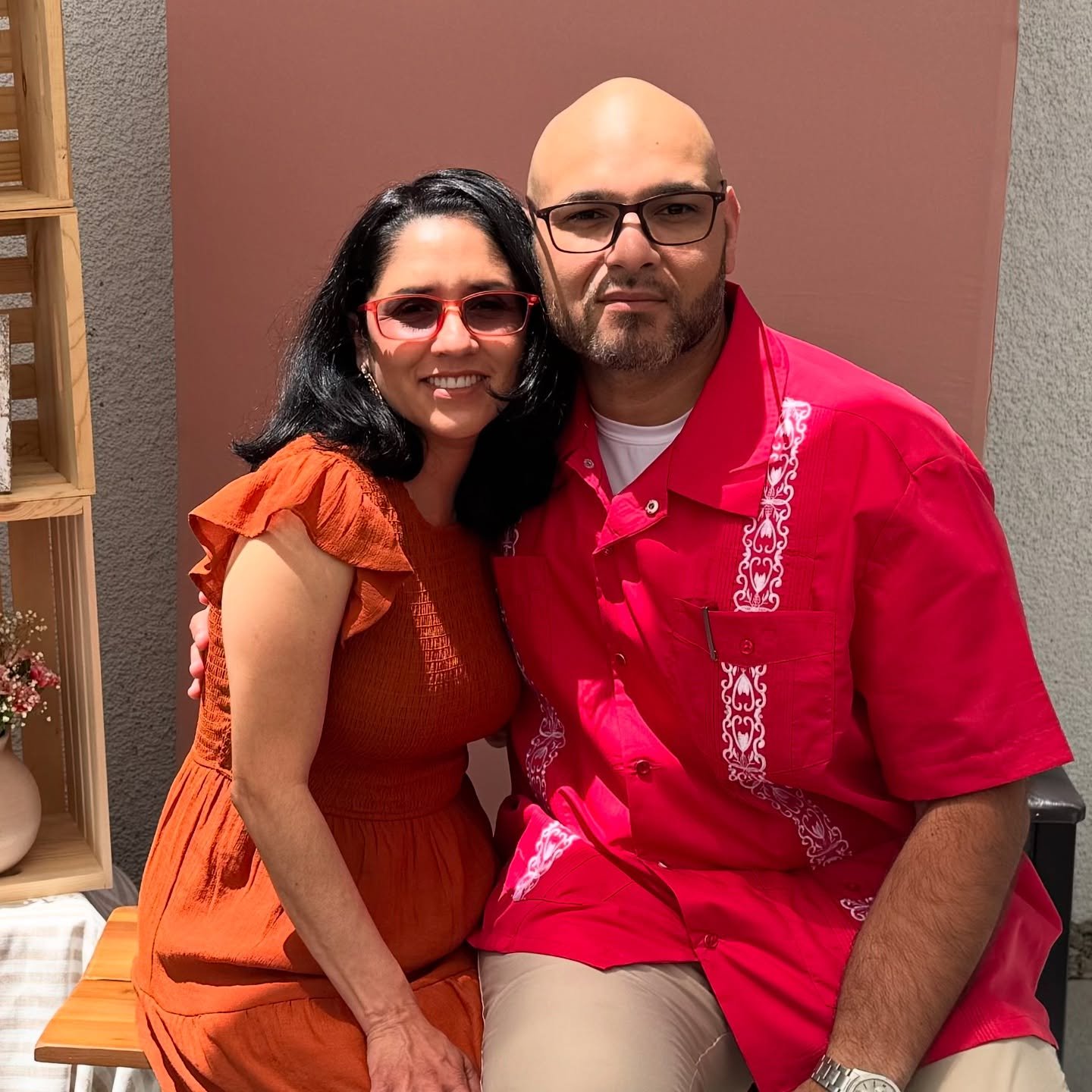 Celebrando a todas las madres hoy, especialmente a la m&iacute;a y a la reina de nuestra tribu&mdash;la preciosa Gaby 👑
