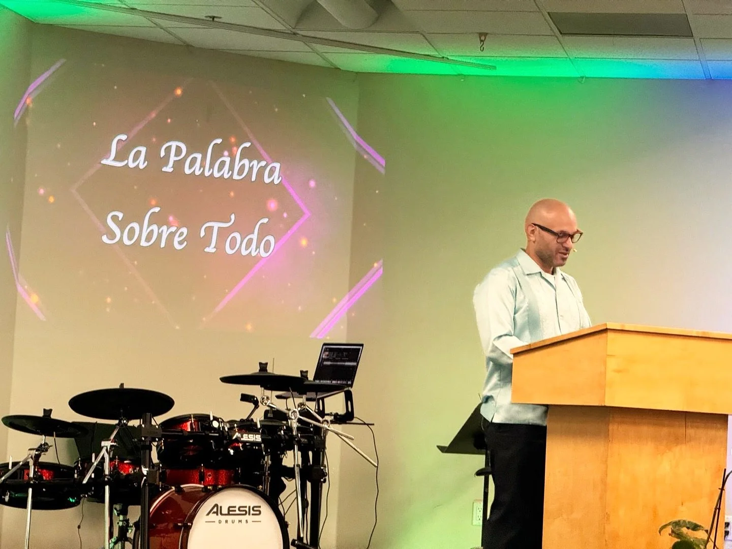 📖 No hay nada que disfrute m&aacute;s que predicar la Palabra de Dios. Este fin de semana tuve el privilegio de hacerlo en Calvary Chapel Costa Mesa. &iexcl;Qu&eacute; bendici&oacute;n poder compartir el mensaje de las Escrituras con el pueblo de Di
