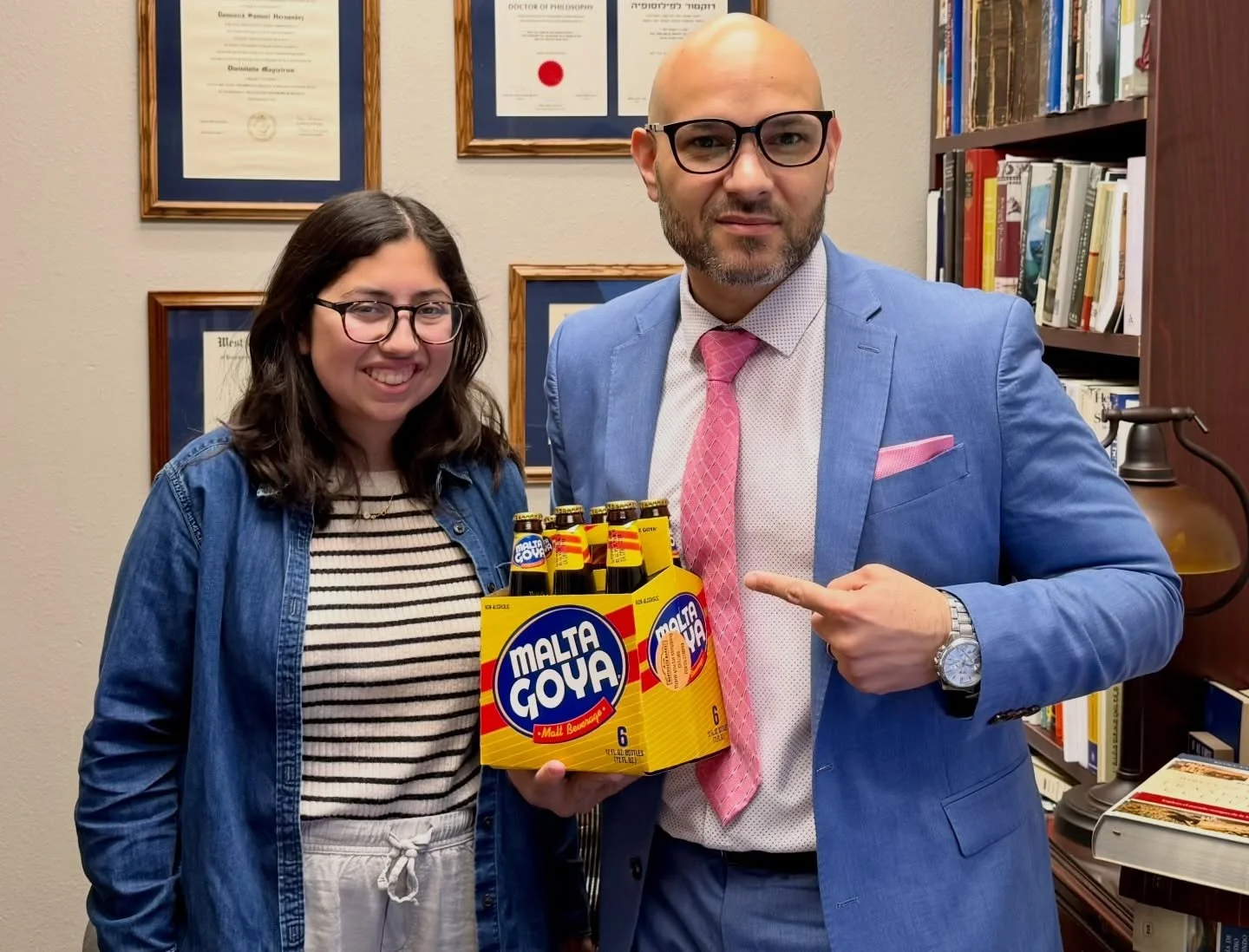 🇵🇷 Nada como el cari&ntilde;o boricua.

Otra estudiante puertorrique&ntilde;a, Sara, pas&oacute; por mi oficina a traerme un regalito &hellip; Malta Goyaaaa 

De verdad que fue un gesto demasiado considerado 🤓
&iexcl;As&iacute; da gusto ense&ntild