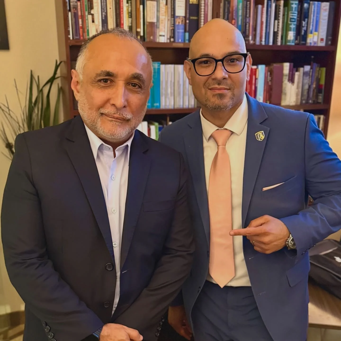 &iexcl;Qu&eacute; gran gusto reencontrarme con mi querido amigo, el pastor Pepe Mendoza!
Ya son diez a&ntilde;os de conocer a Pepe, y en cada encuentro sigo aprendiendo de su sabidur&iacute;a y su ejemplo. 
Es un honor compartir con alguien que posee