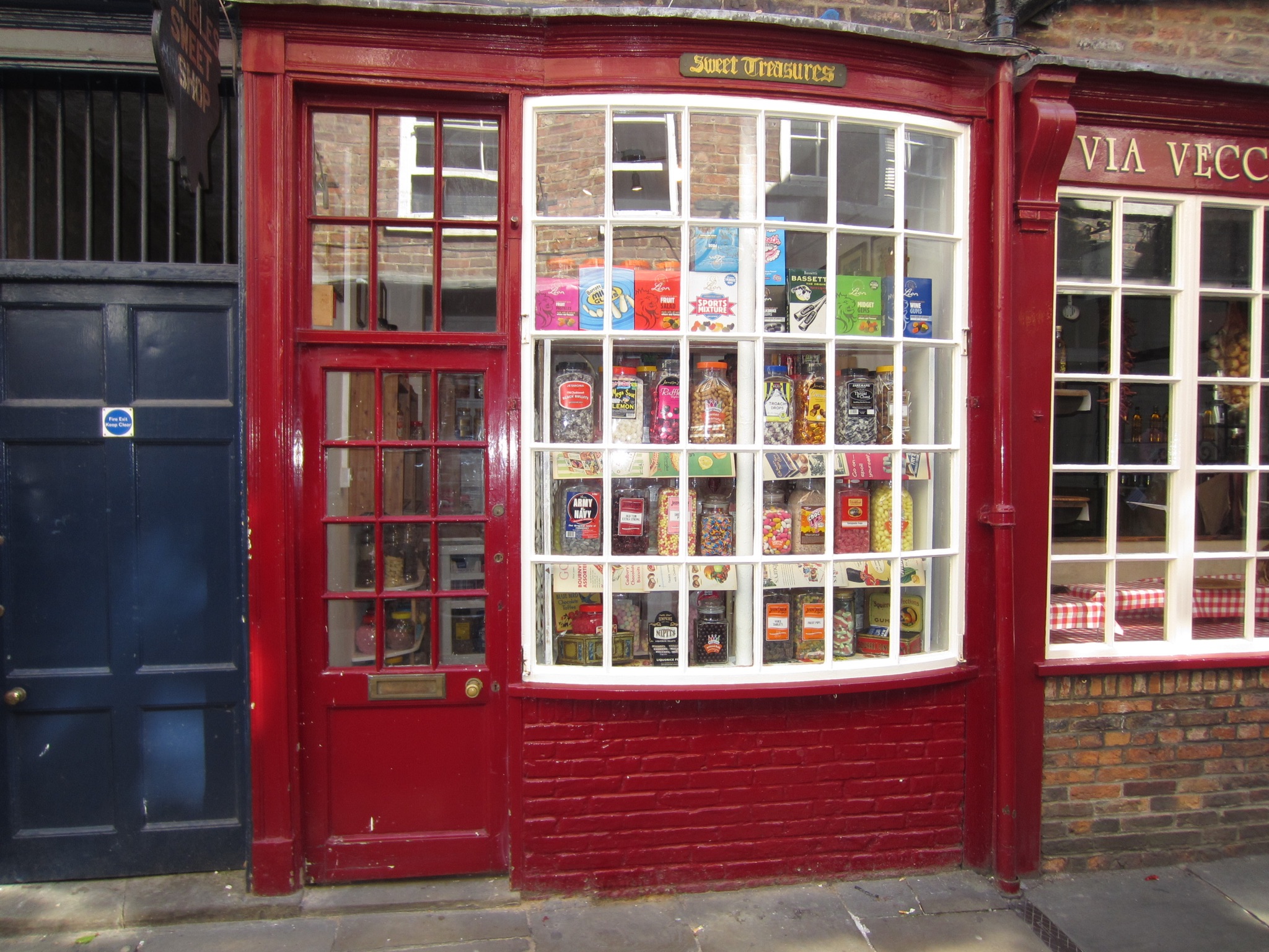  A charming red storefront in London. It looks like the candy store in Harry Potter !