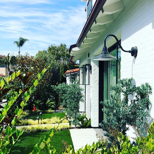 Love this outdoor lighting combination spotted in Newport...Always at work 🏝 #designlife #wholeheartedathome #wholeheartdesign #interiordesigner #interiordesign #lightingdesign #lighting