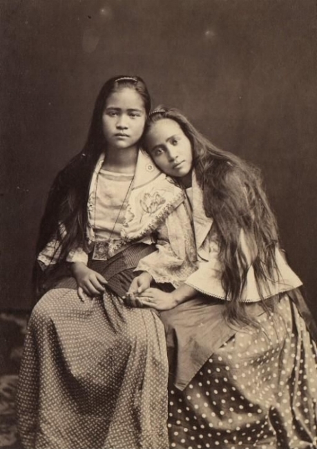 Pilipinx sisters / Courtesy of Bibliotheque Nationale de France