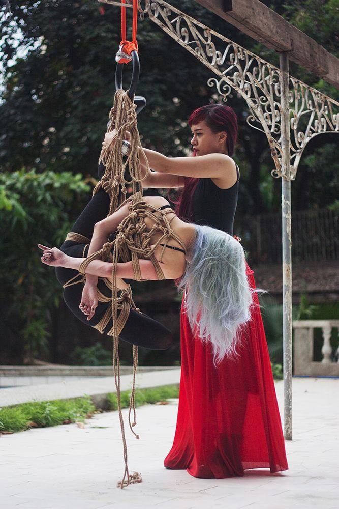 Suspension with model / Photo: Mai Evangelista