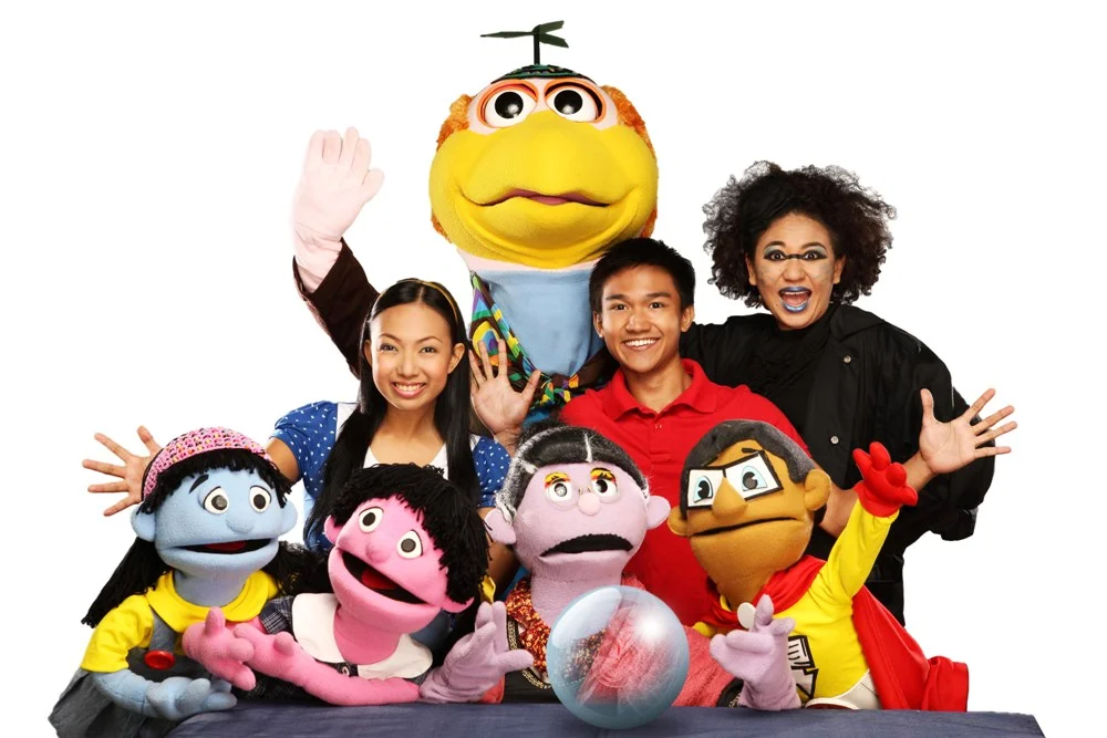 Kakki as "Ate Maya" with the cast of BATIBOT