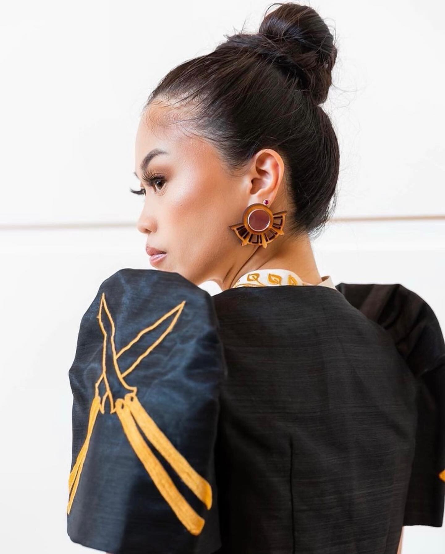 🔥EXCUSE U🔥 our Issue 02 cover star @rubyibarra in @brwngrlz Sarili earrings and custom Filipiniana at the #grammys 

Photo: @krislumague for @myxglobal