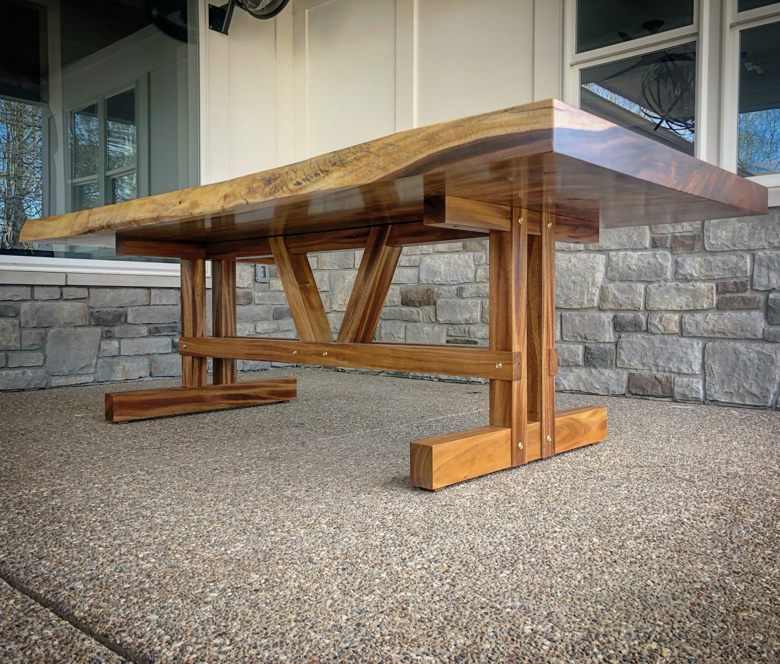 table_exterior.jpg
