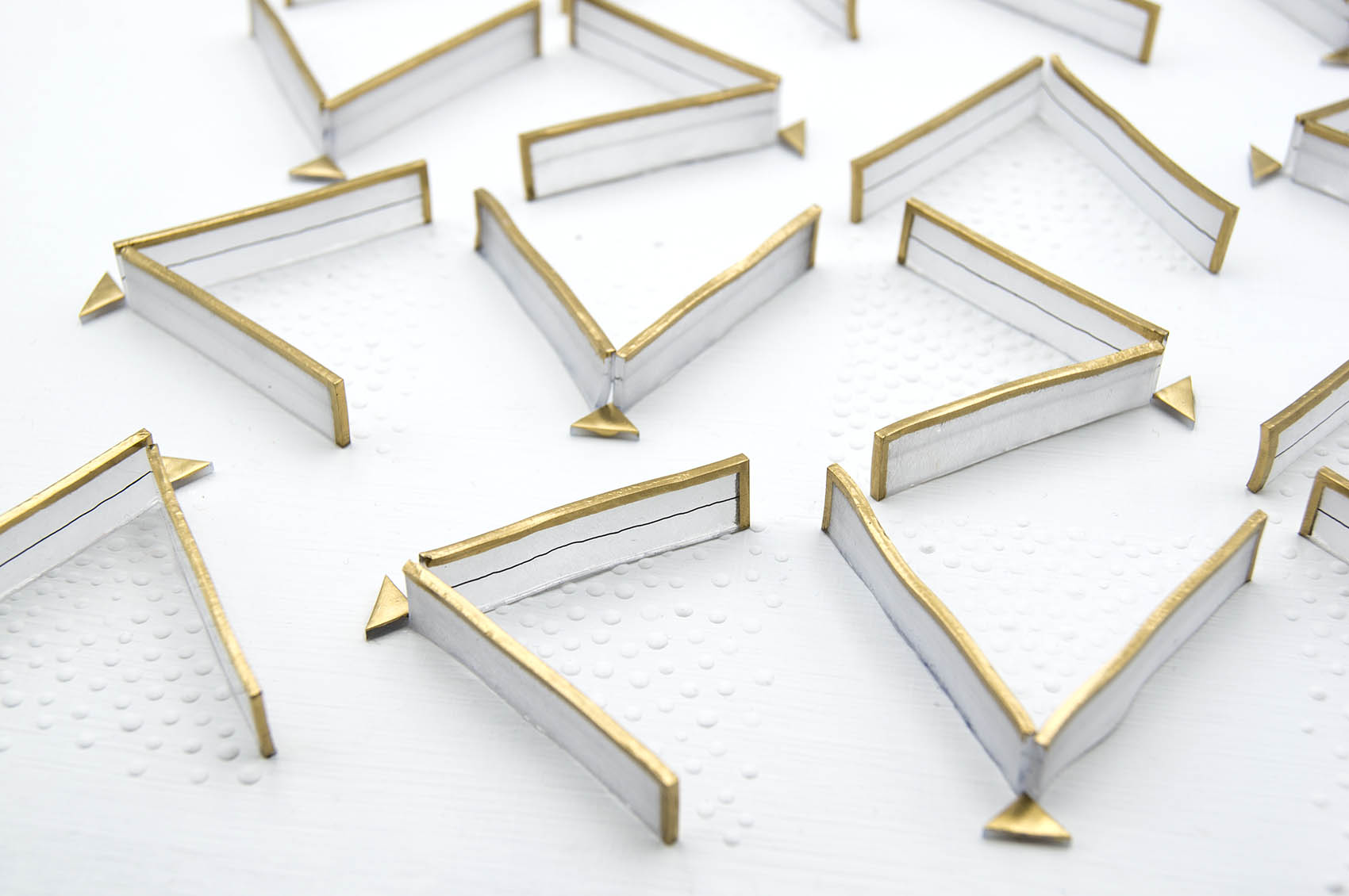 dp3d008-lessthan-greaterthan-detail1.jpg