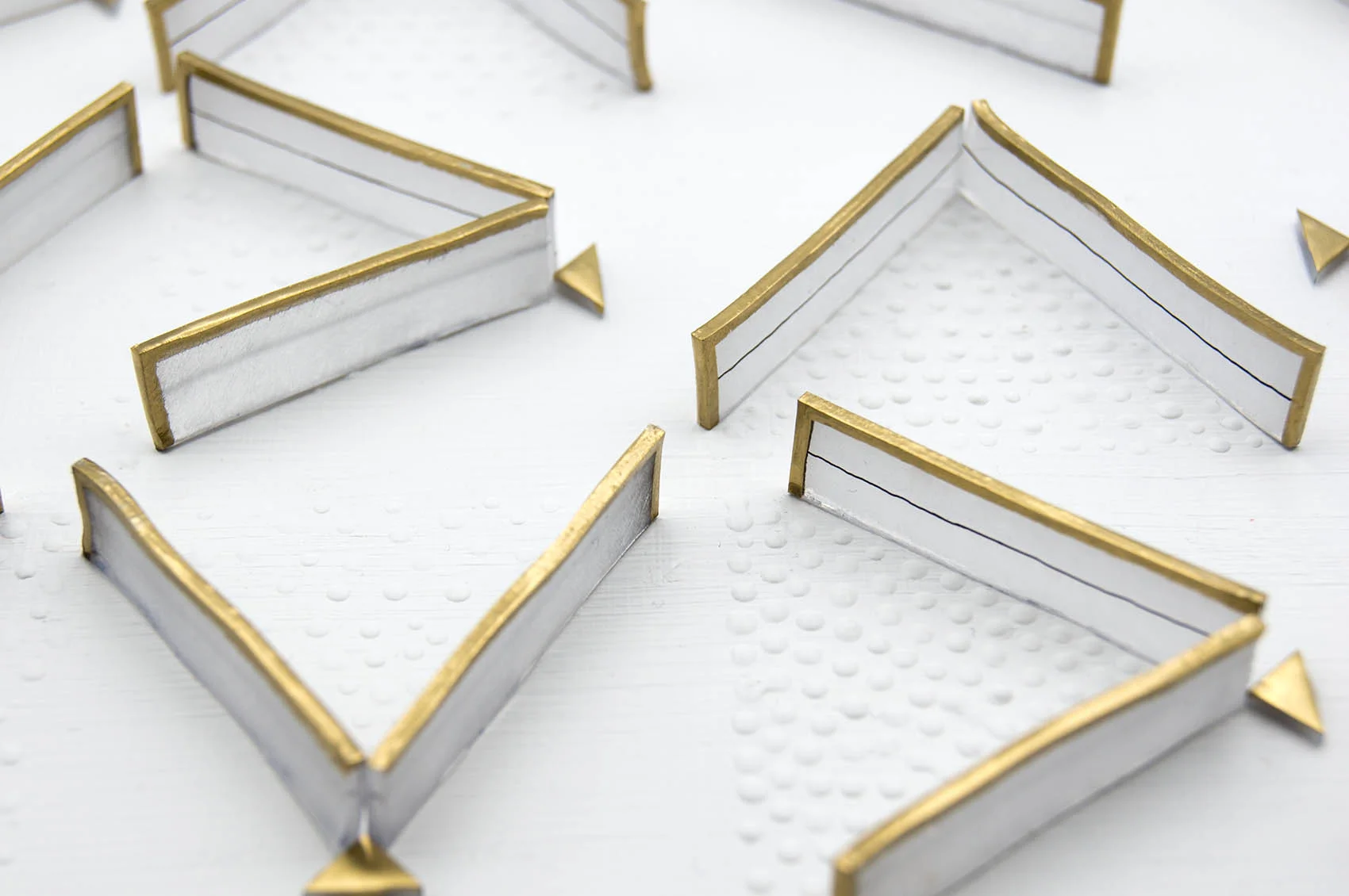 dp3d008-lessthan-greaterthan-detail2.jpg
