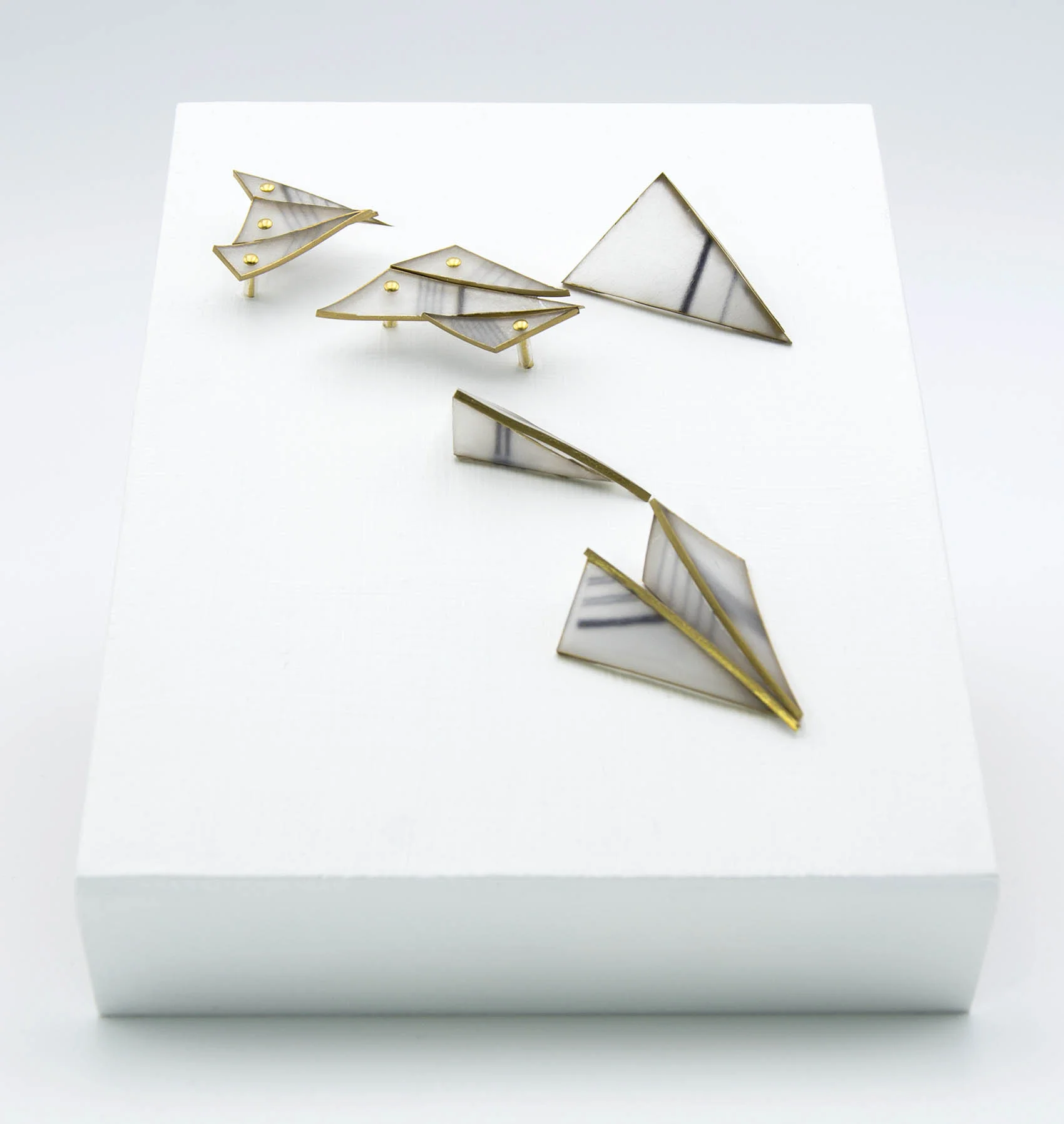 dp3d024-paper-airplanes-side.jpg