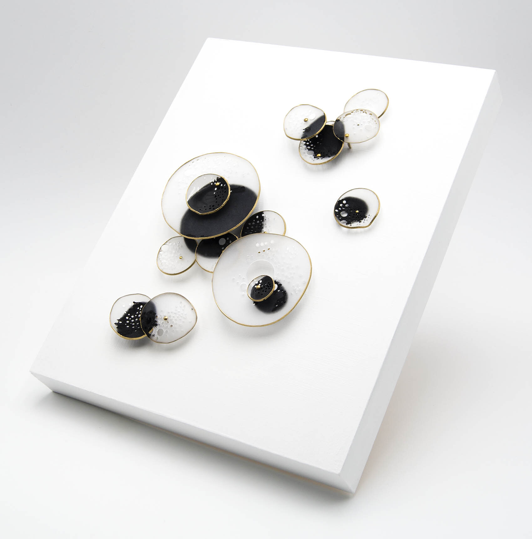 dp3d067-black-dots-side2.jpg