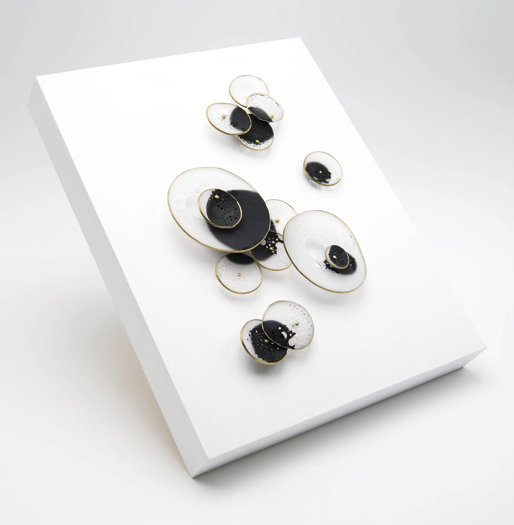 dp3d067-black-dots-angle.jpg