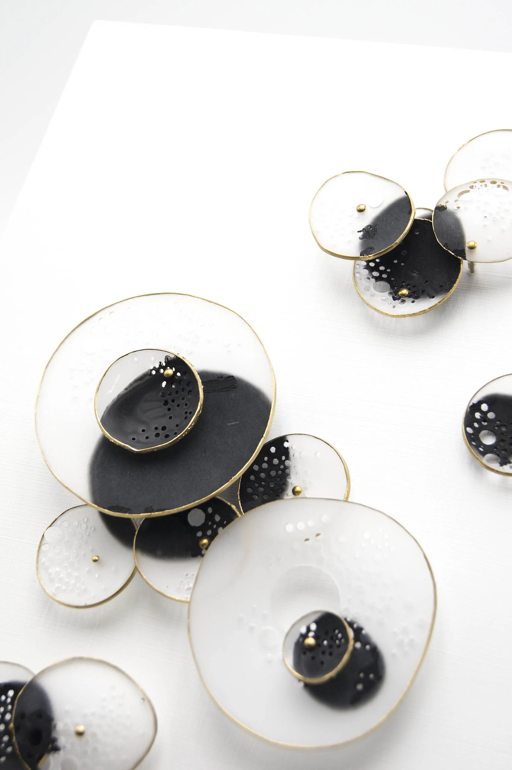 dp3d067-black-dots-detail1.jpg