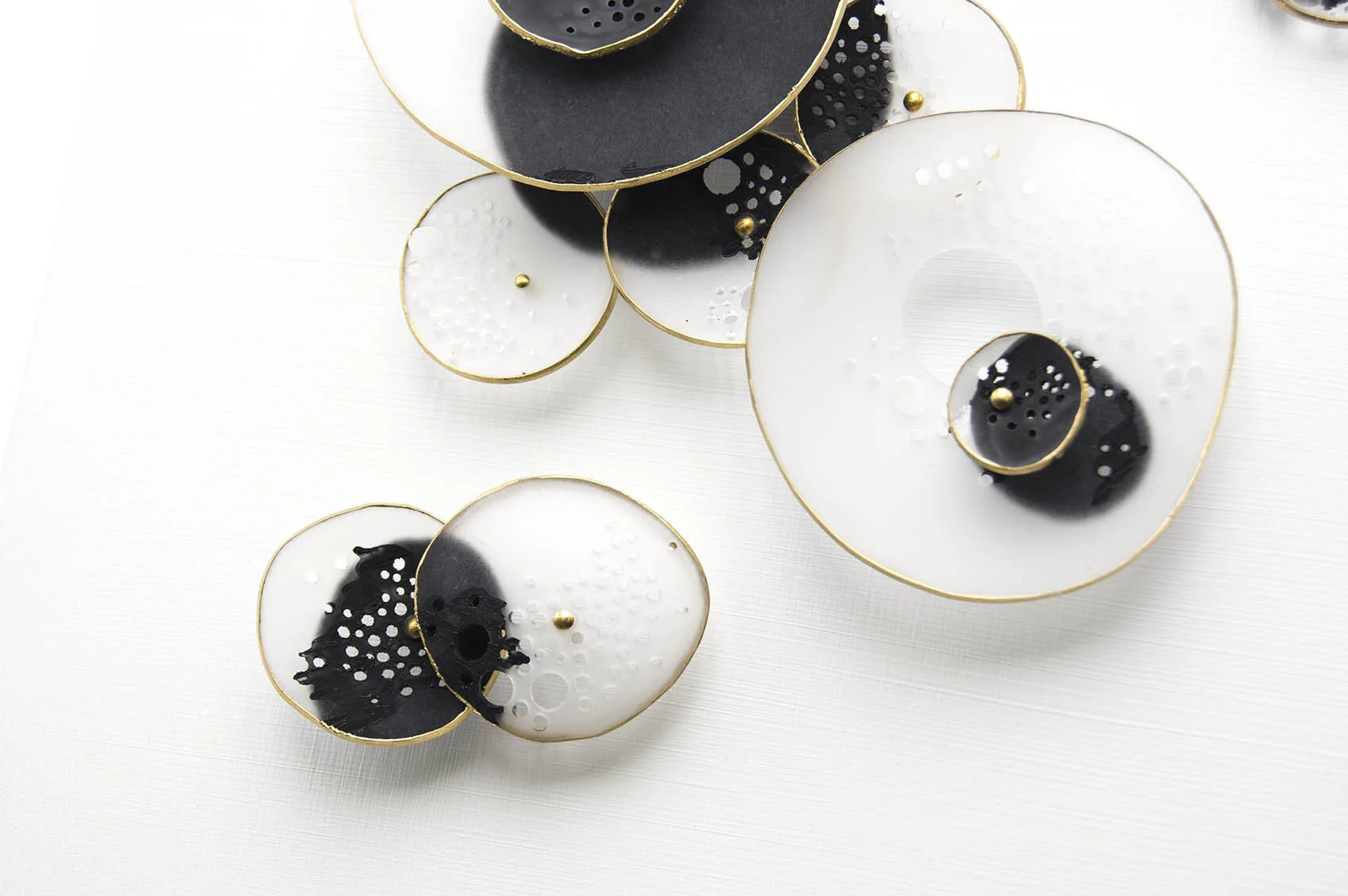 dp3d067-black-dots-detail2.jpg